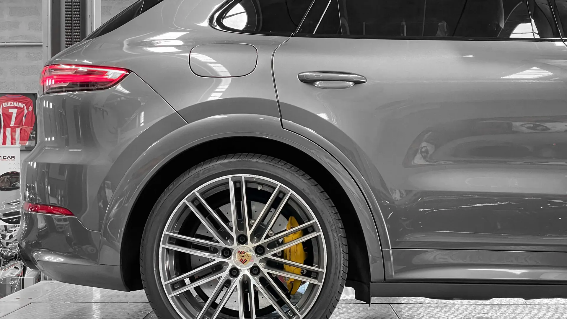 Porsche Cayenne — photo 17