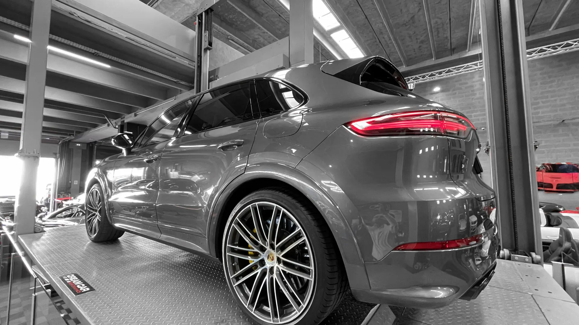 Porsche Cayenne — photo 12