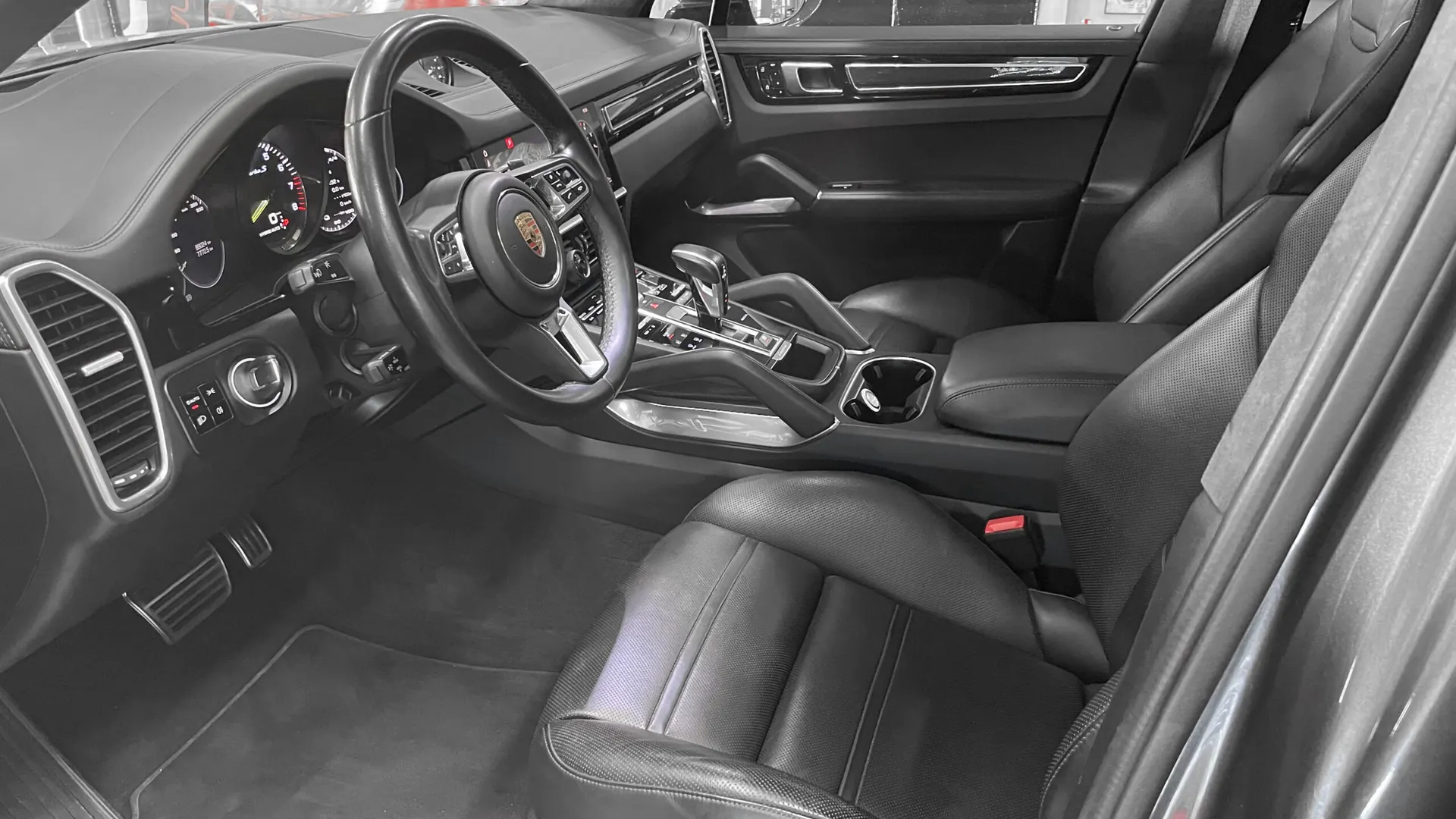Porsche Cayenne — photo 28