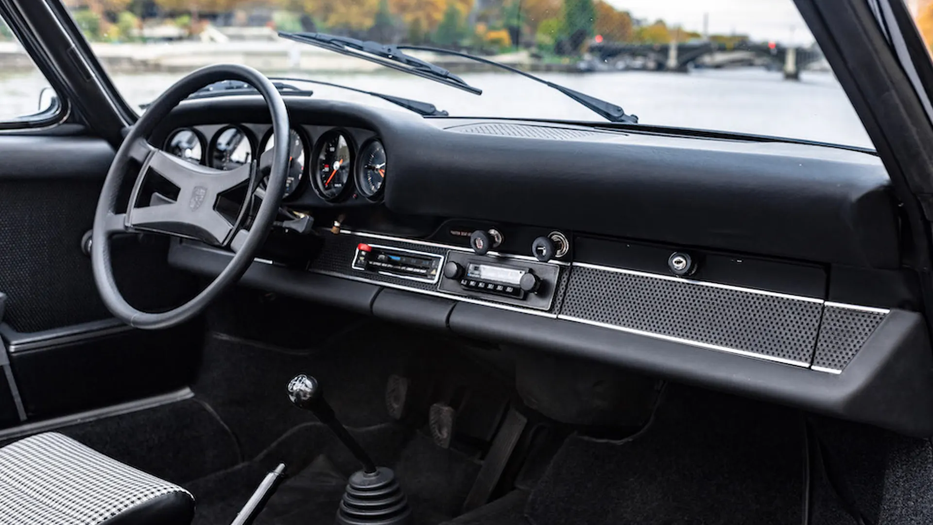 Porsche 911 — photo 26