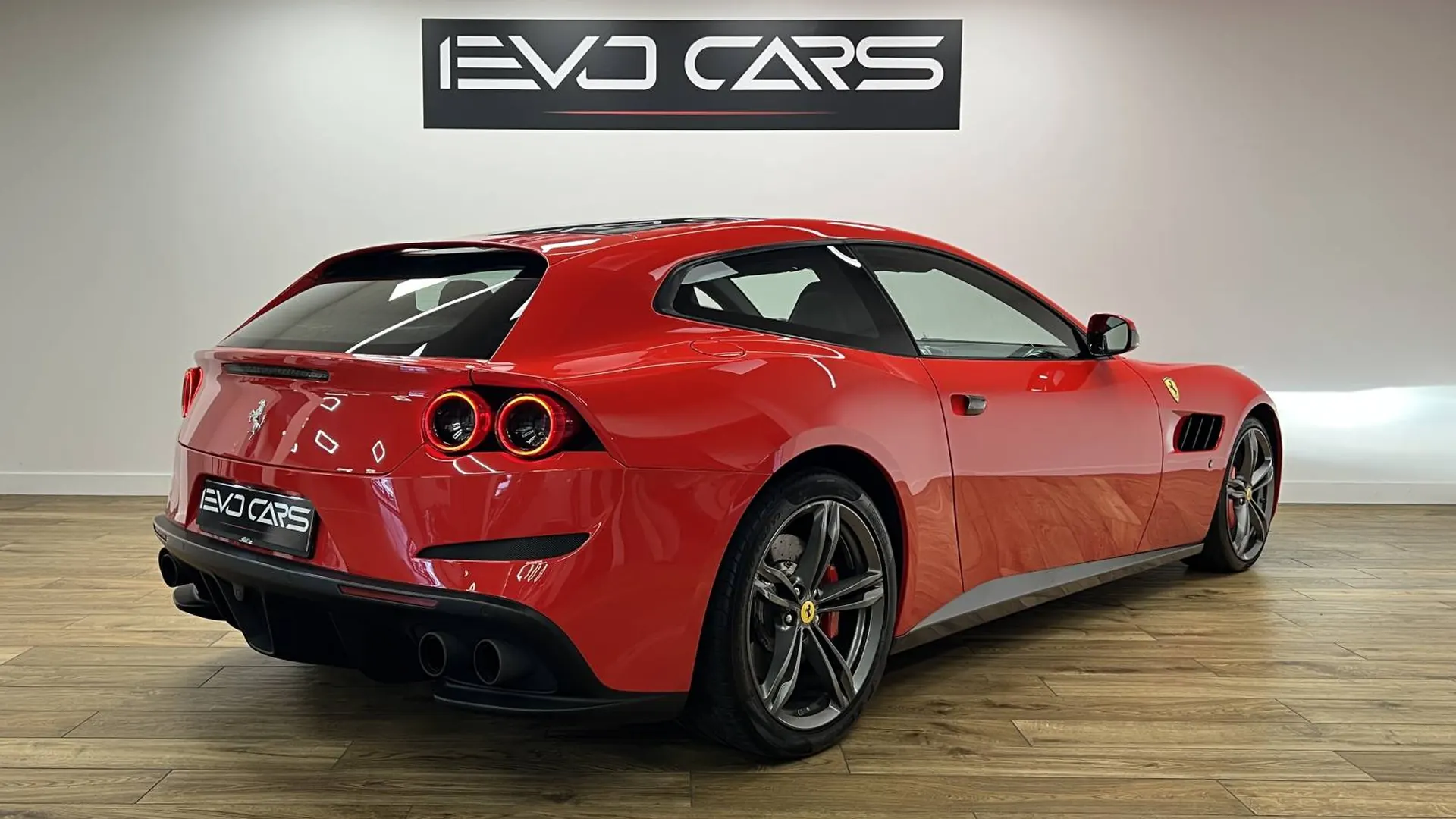 Ferrari GTC4 — photo 2