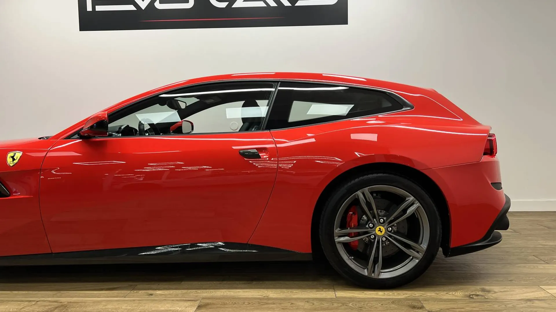 Ferrari GTC4 — photo 5