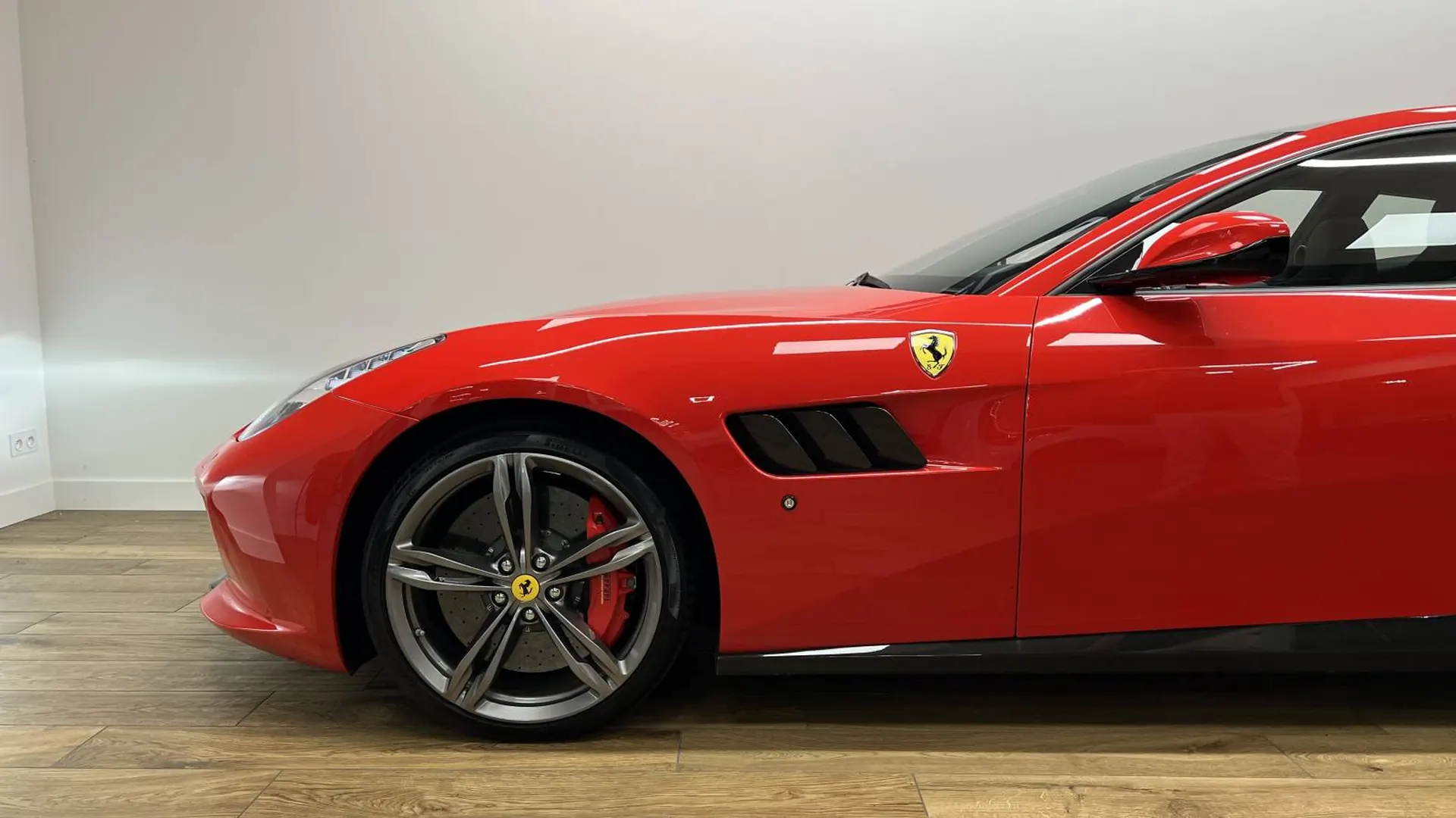 Ferrari GTC4 — photo 4