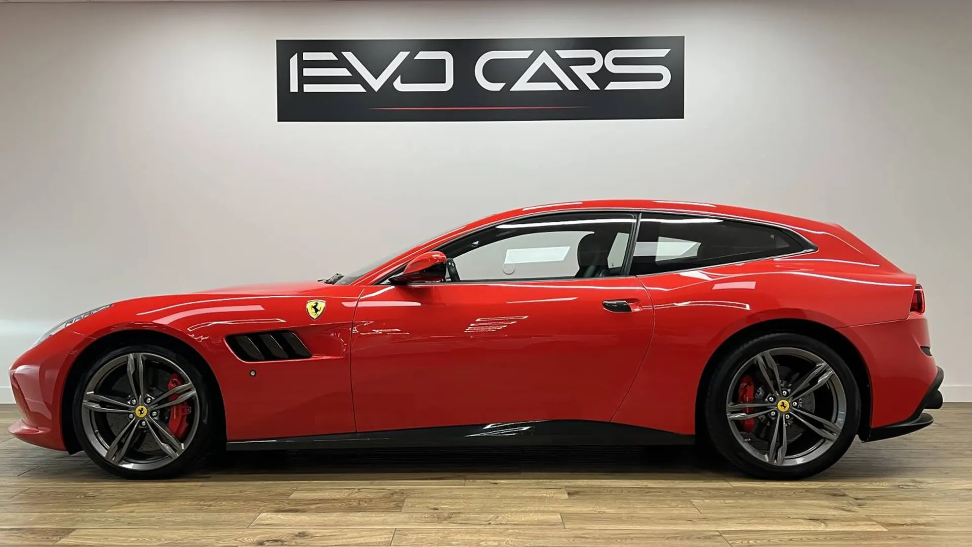 Ferrari GTC4 — photo 3