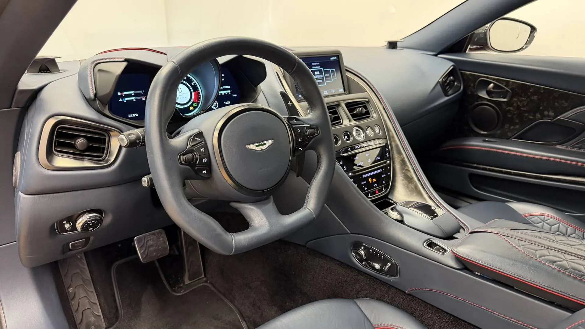 Aston Martin DBS — photo 5