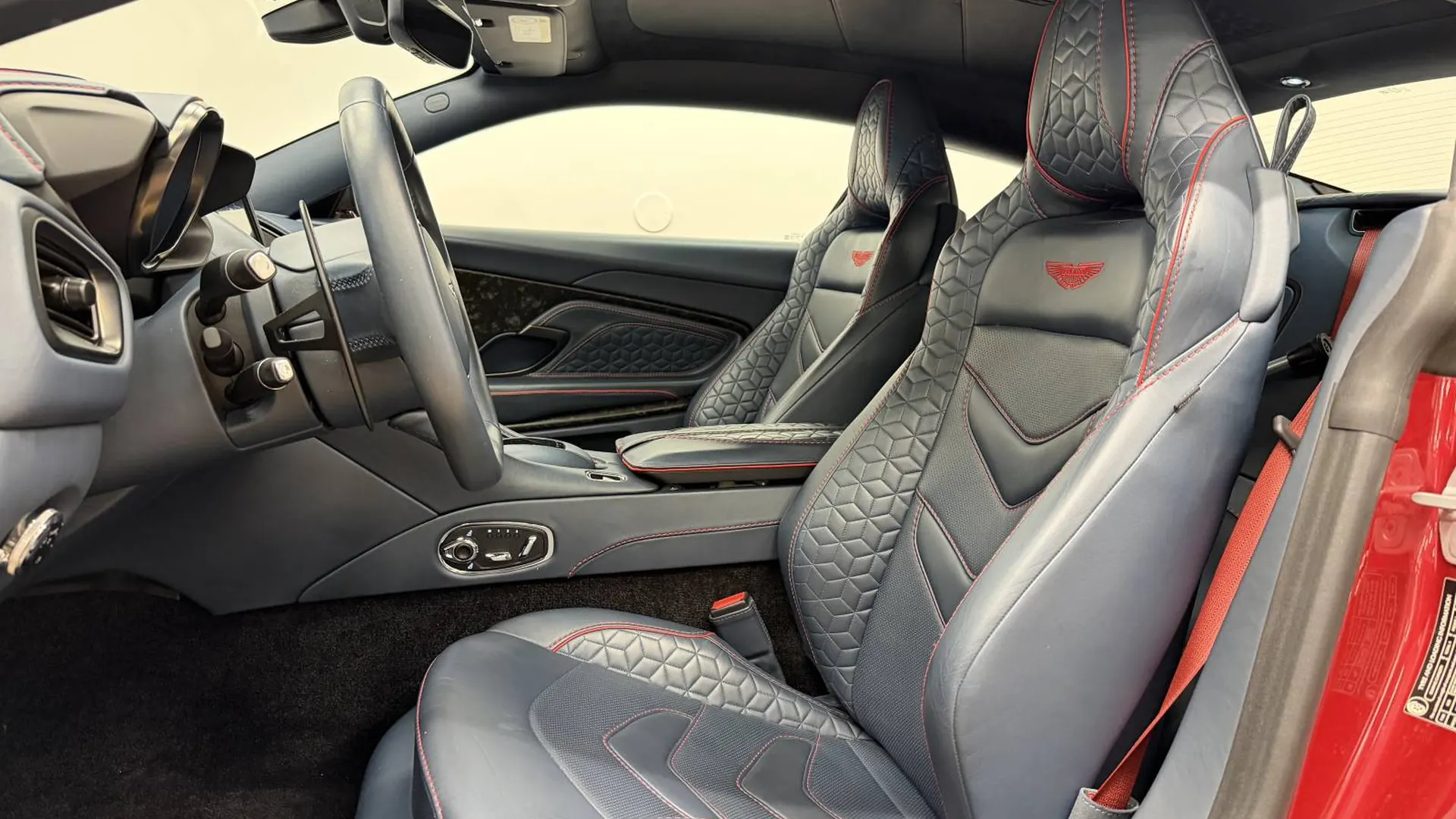Aston Martin DBS — photo 6