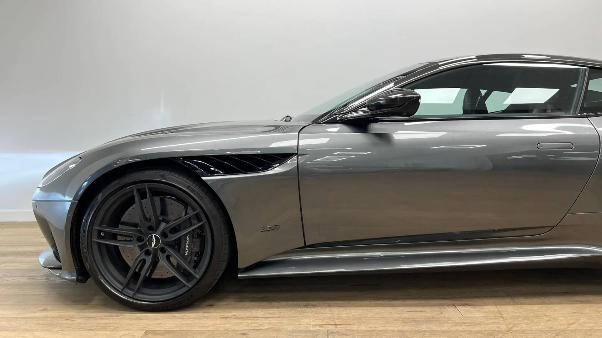 Aston Martin — photo 3