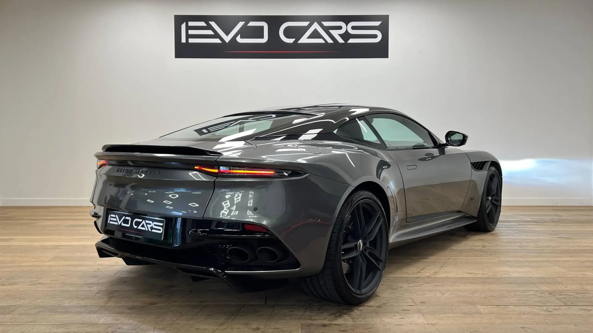 Aston Martin — photo 2