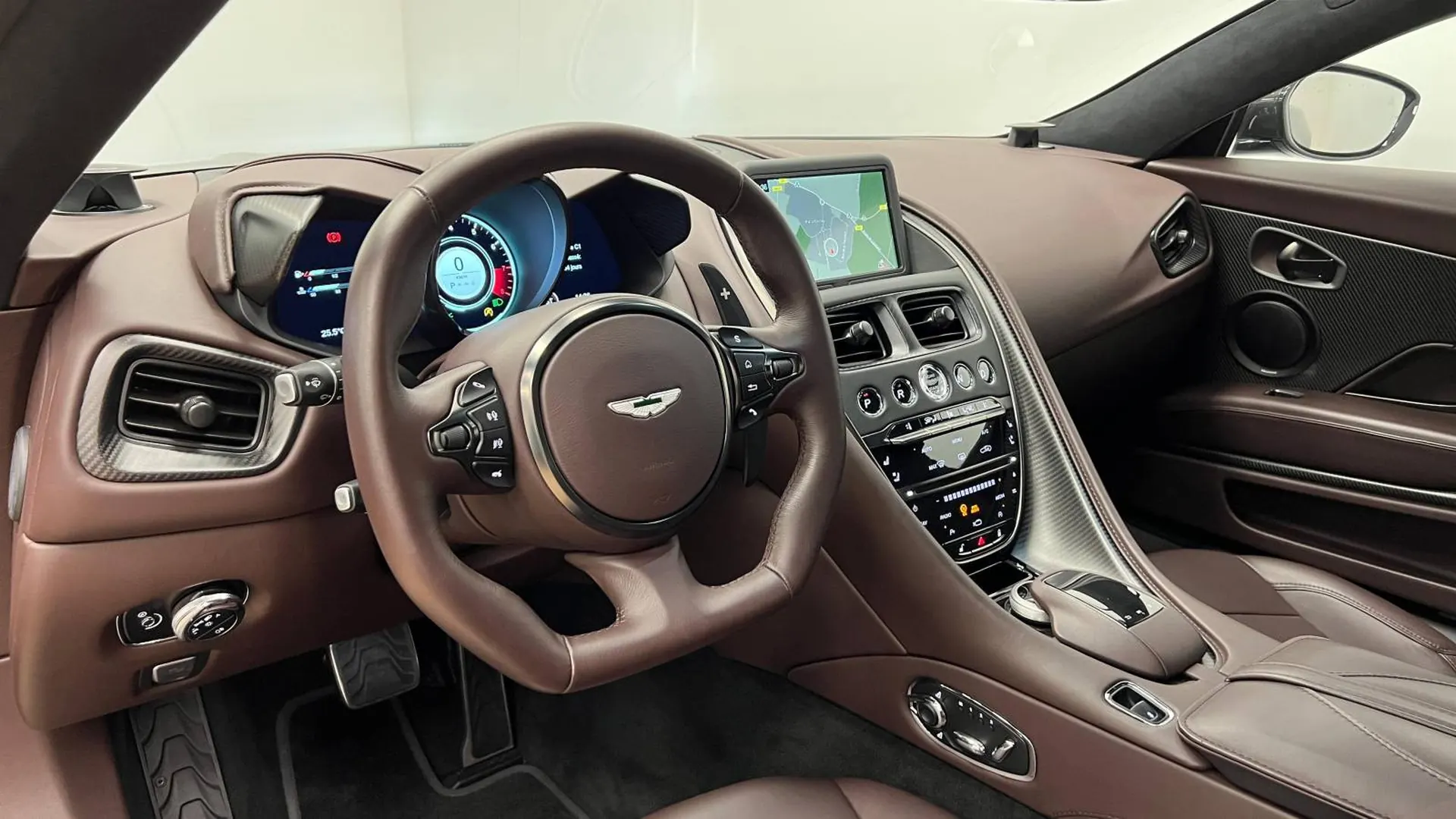 Aston Martin — photo 5