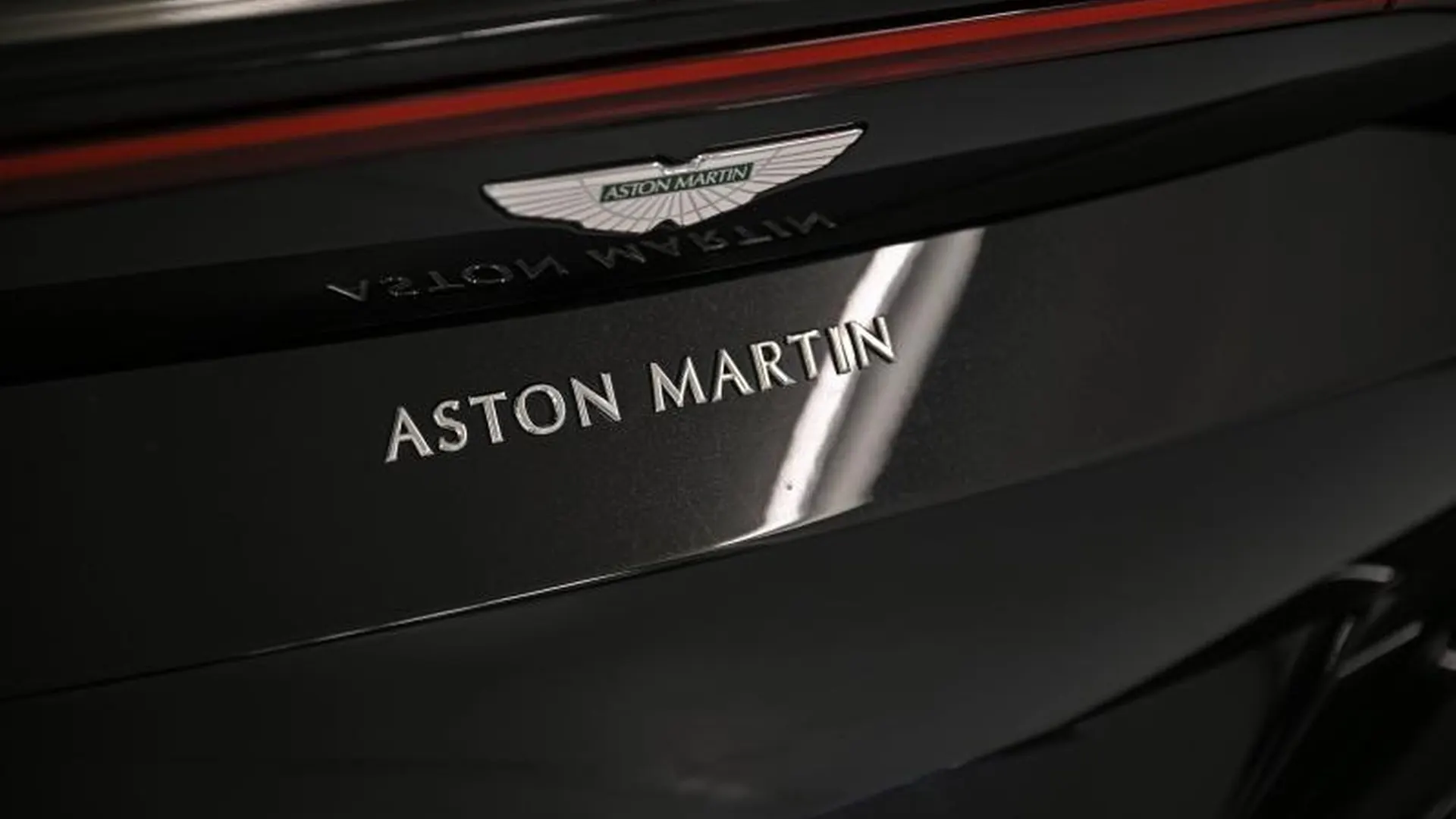 Aston Martin V8 Vantage — photo 7
