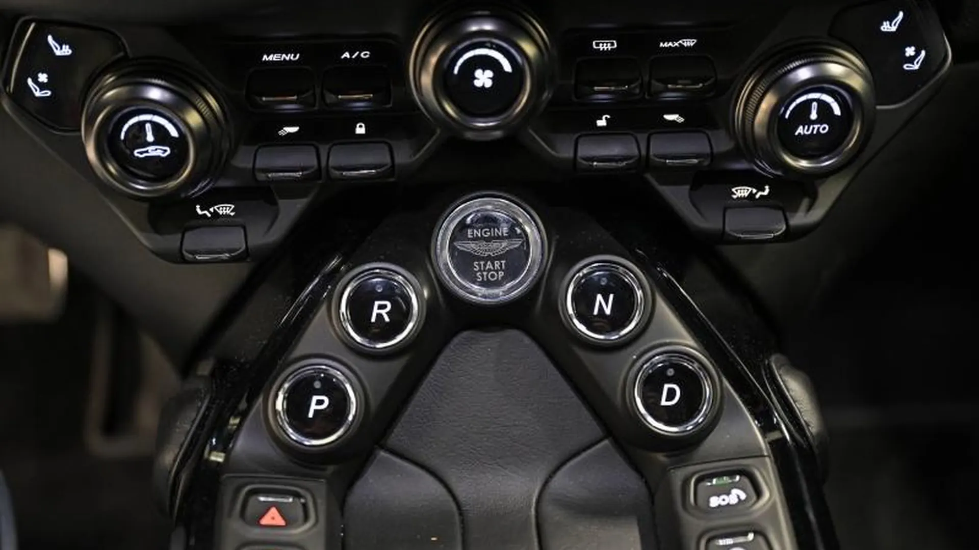 Aston Martin V8 Vantage — photo 28