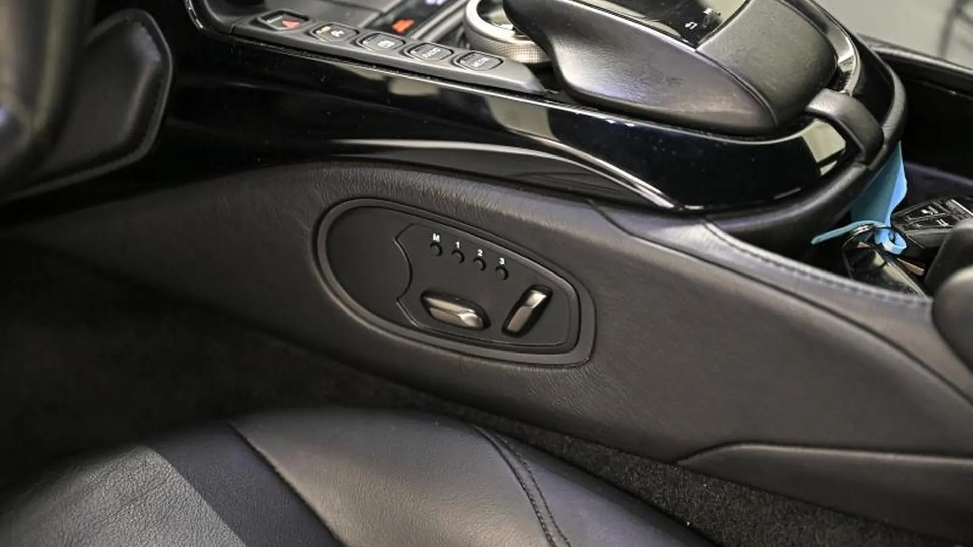 Aston Martin V8 Vantage — photo 21