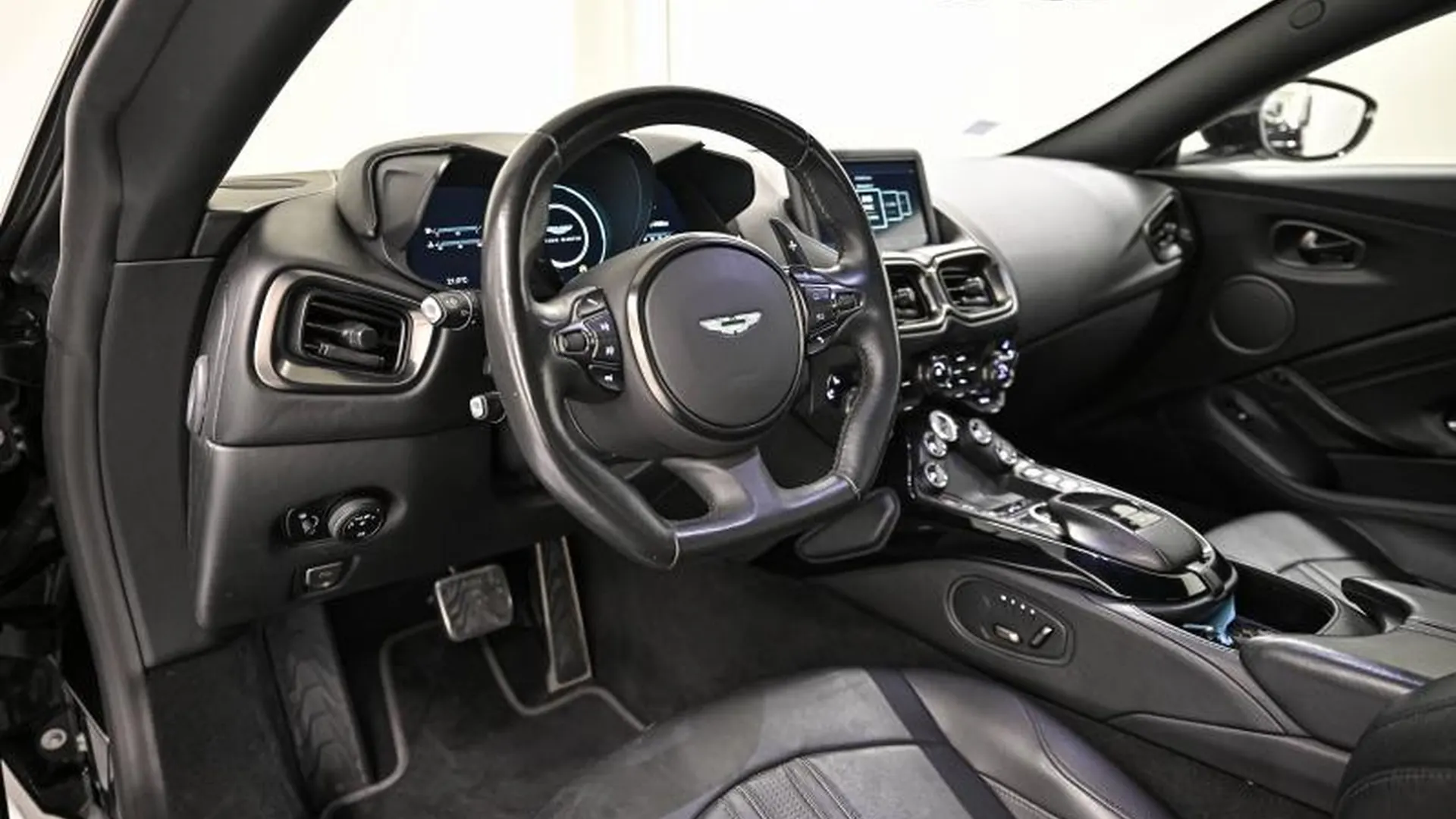 Aston Martin V8 Vantage — photo 15