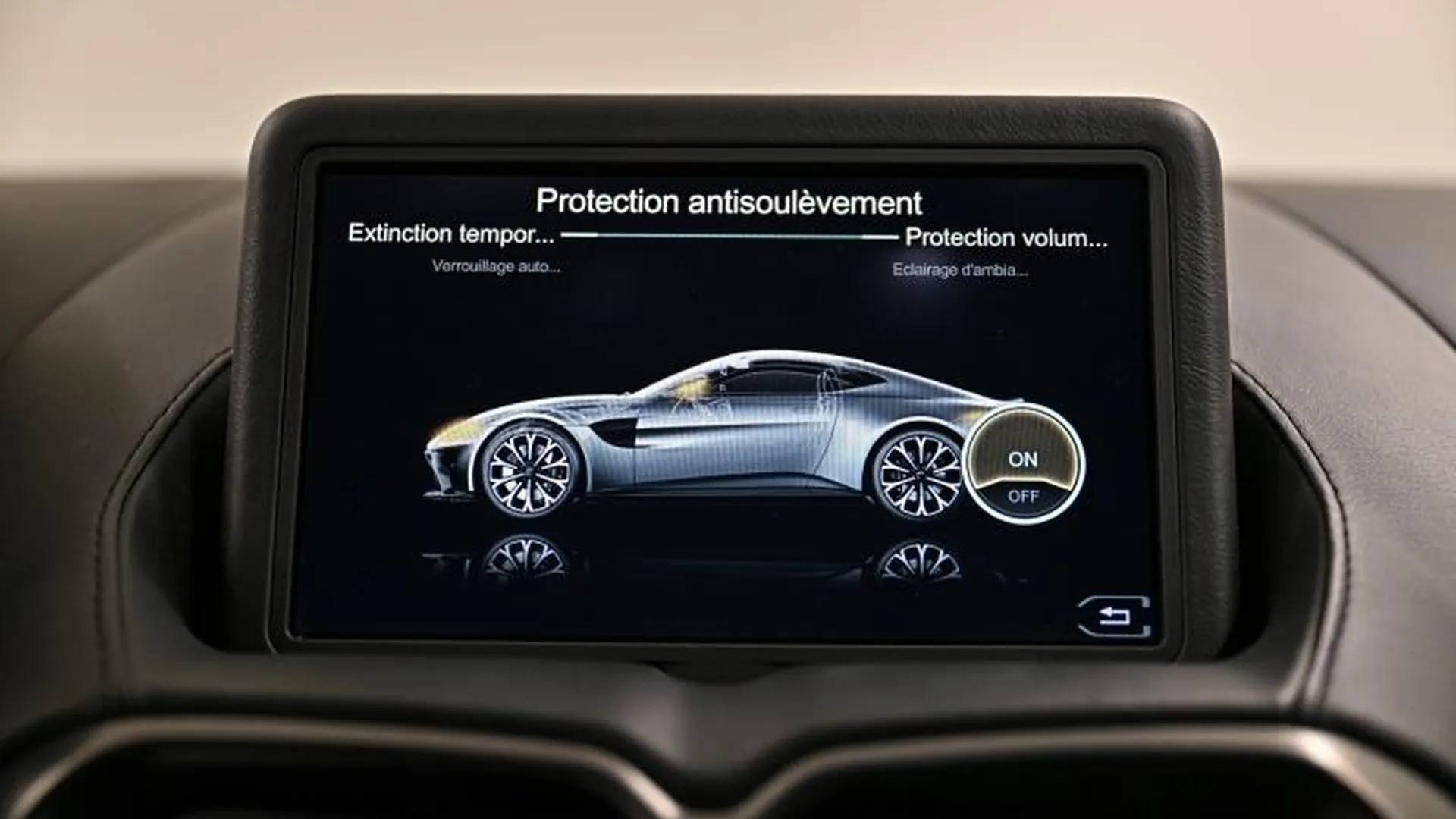 Aston Martin V8 Vantage — photo 32