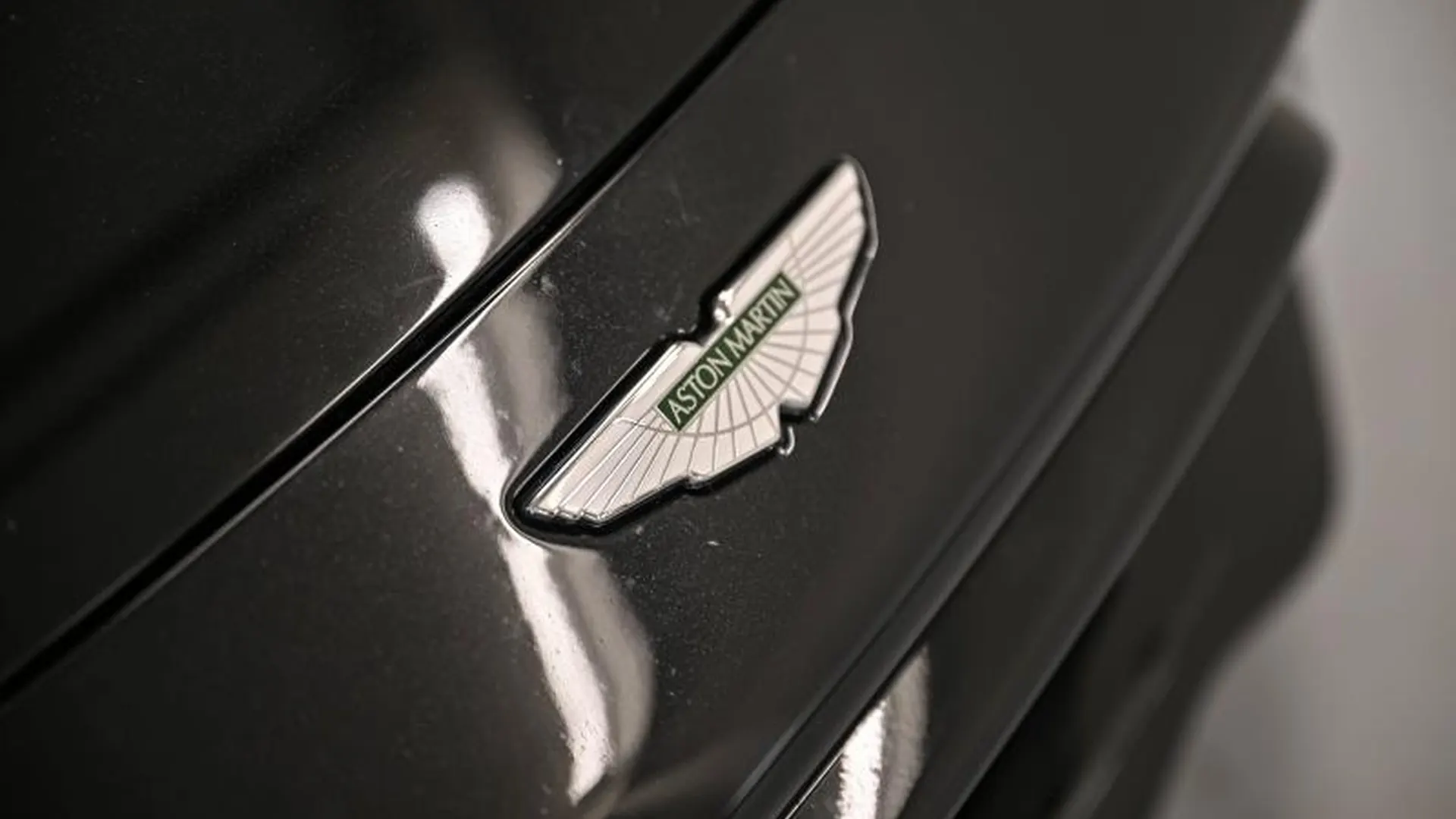 Aston Martin V8 Vantage — photo 13