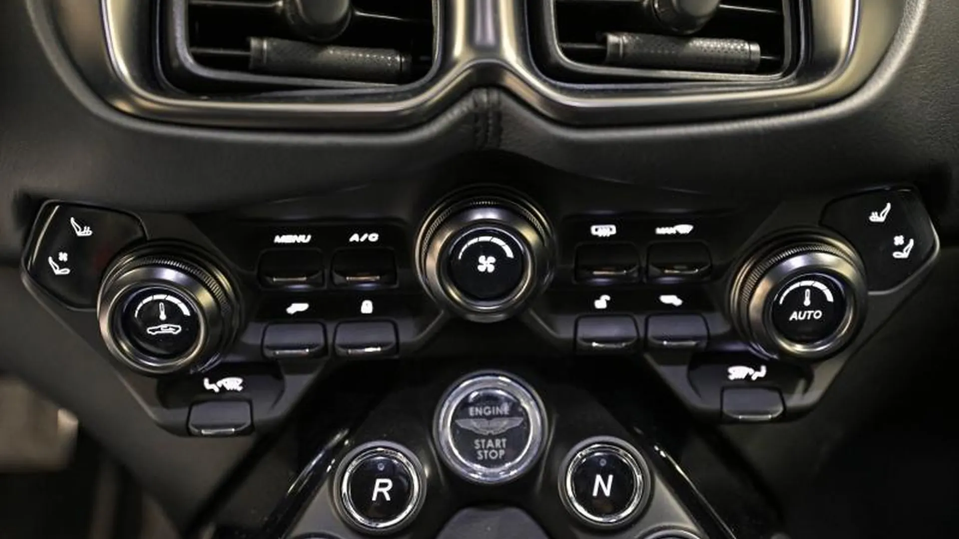 Aston Martin V8 Vantage — photo 27