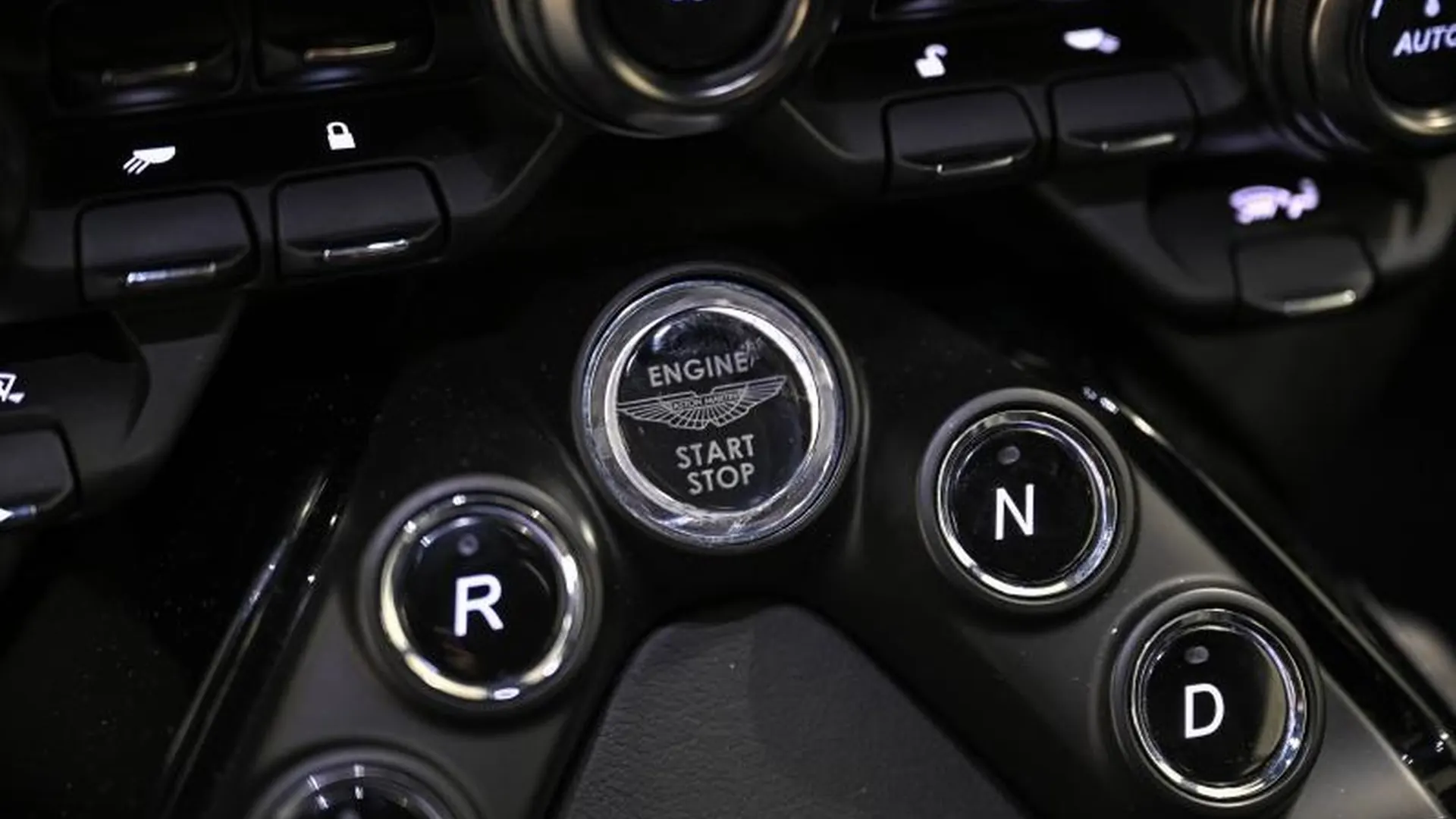 Aston Martin V8 Vantage — photo 26