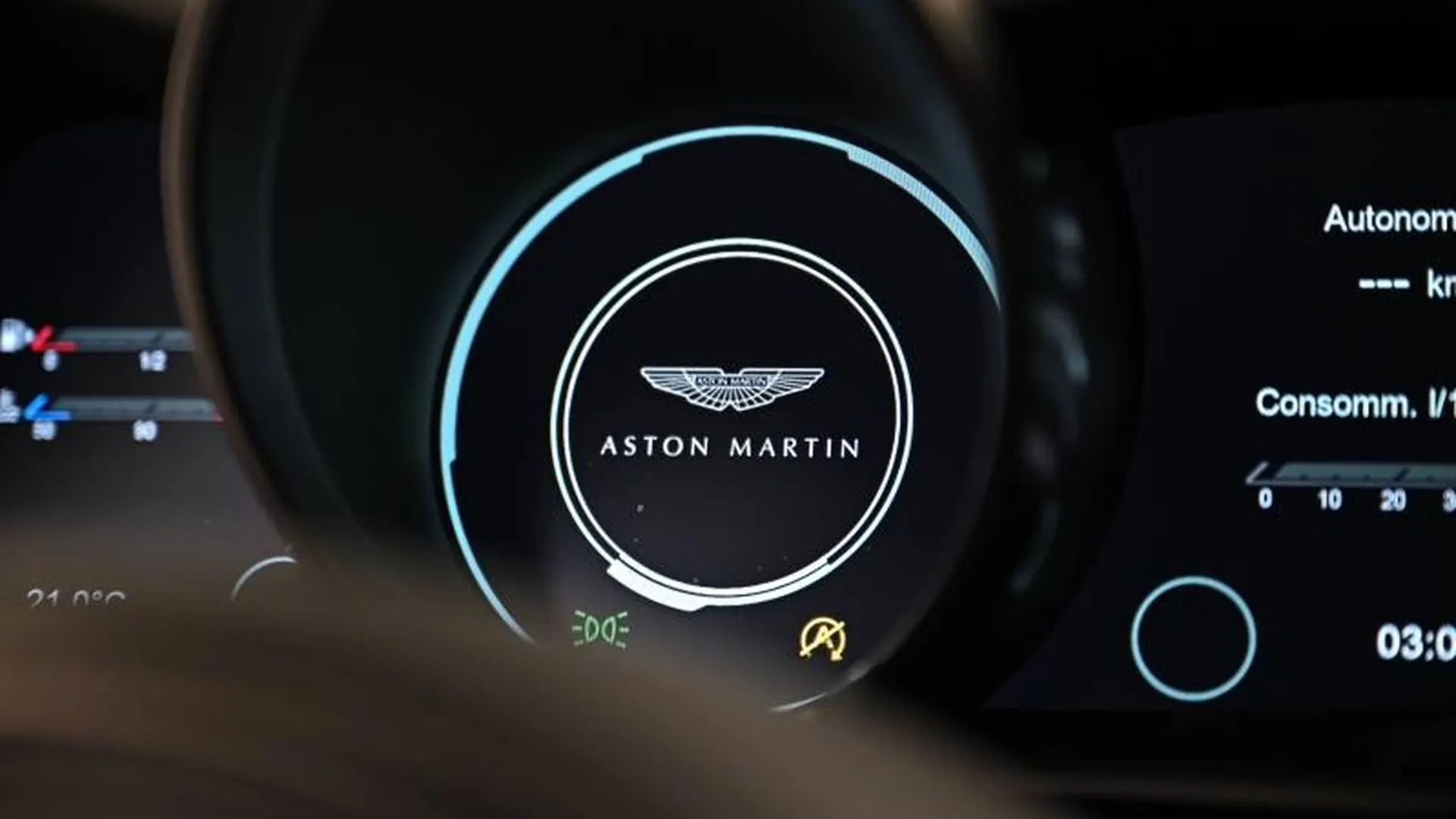 Aston Martin V8 Vantage — photo 33