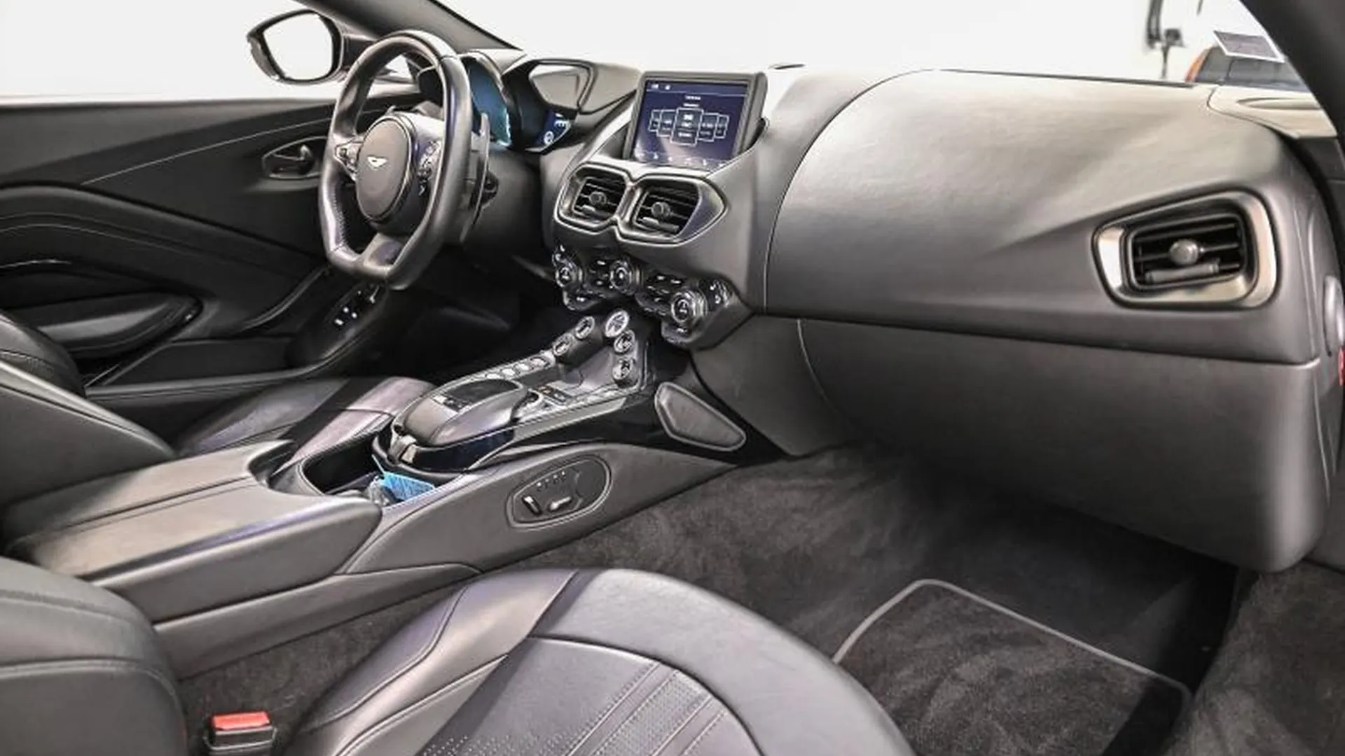 Aston Martin V8 Vantage — photo 17