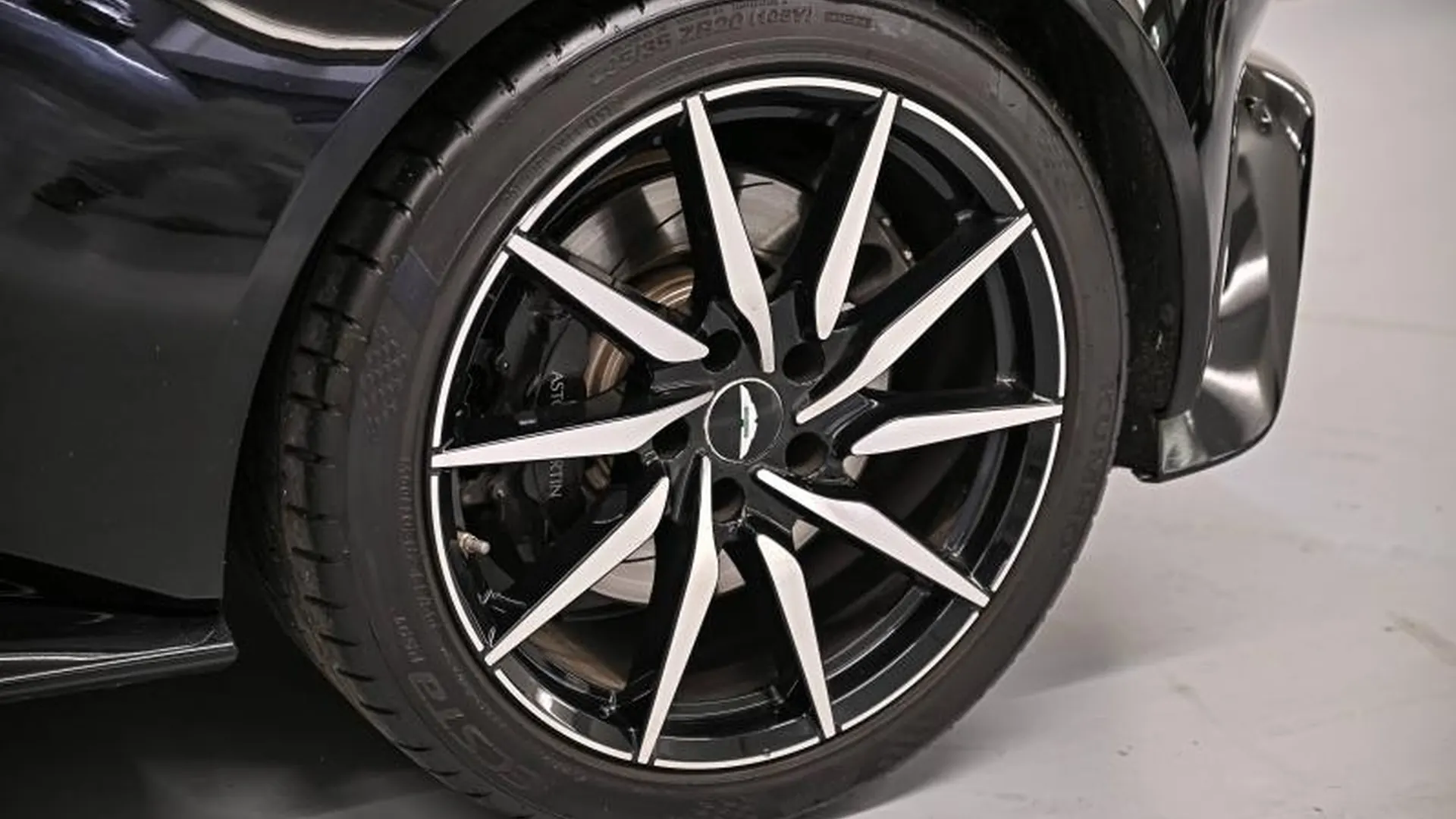 Aston Martin V8 Vantage — photo 11