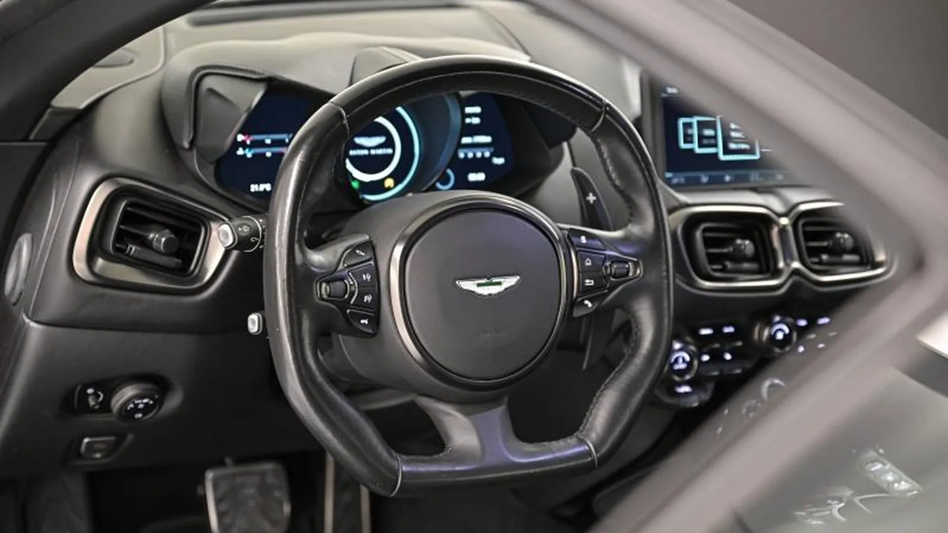 Aston Martin V8 Vantage — photo 14