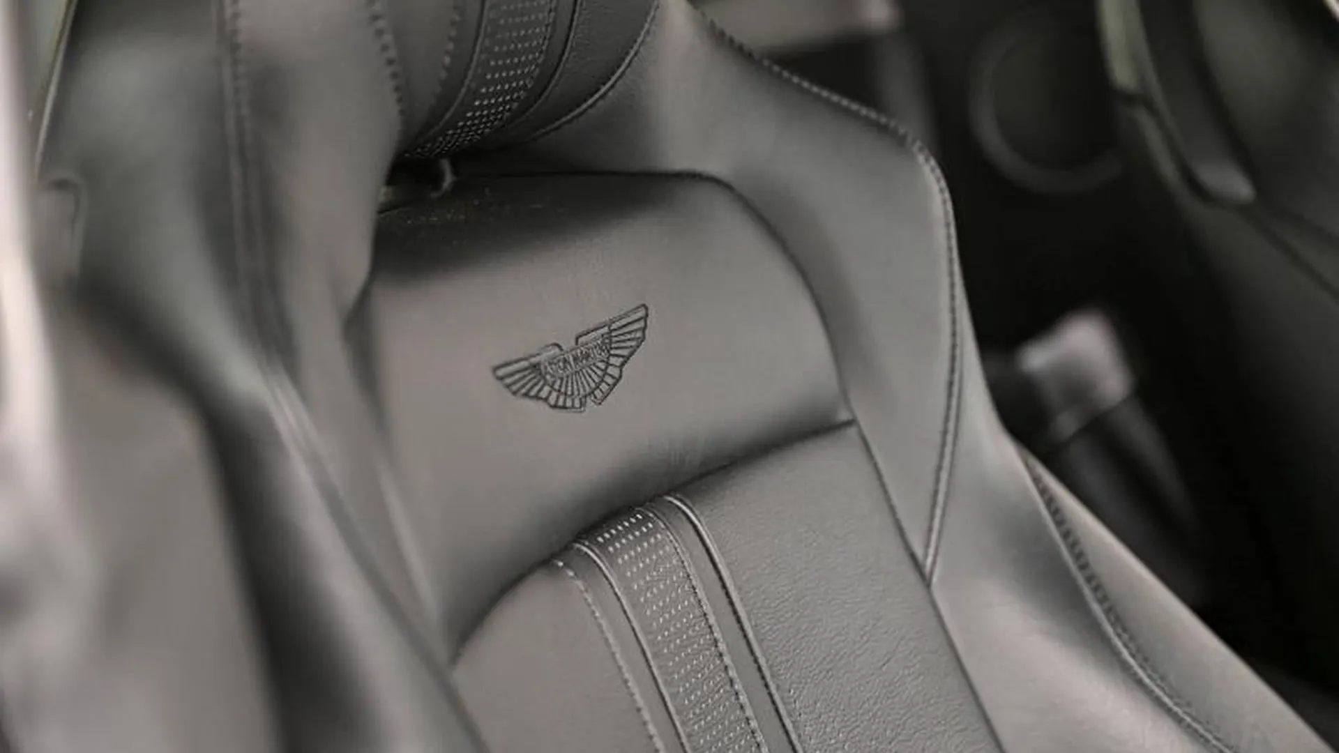 Aston Martin V8 Vantage — photo 19