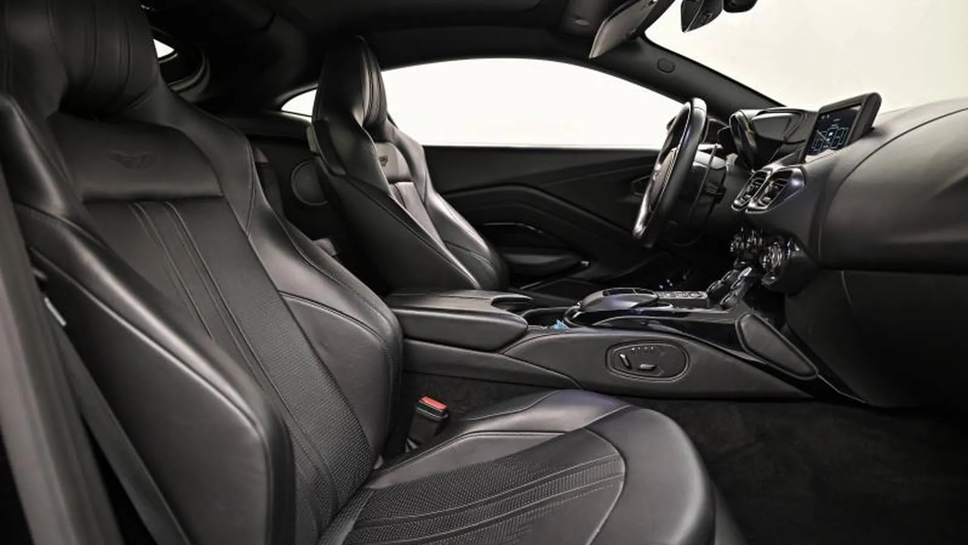 Aston Martin V8 Vantage — photo 18