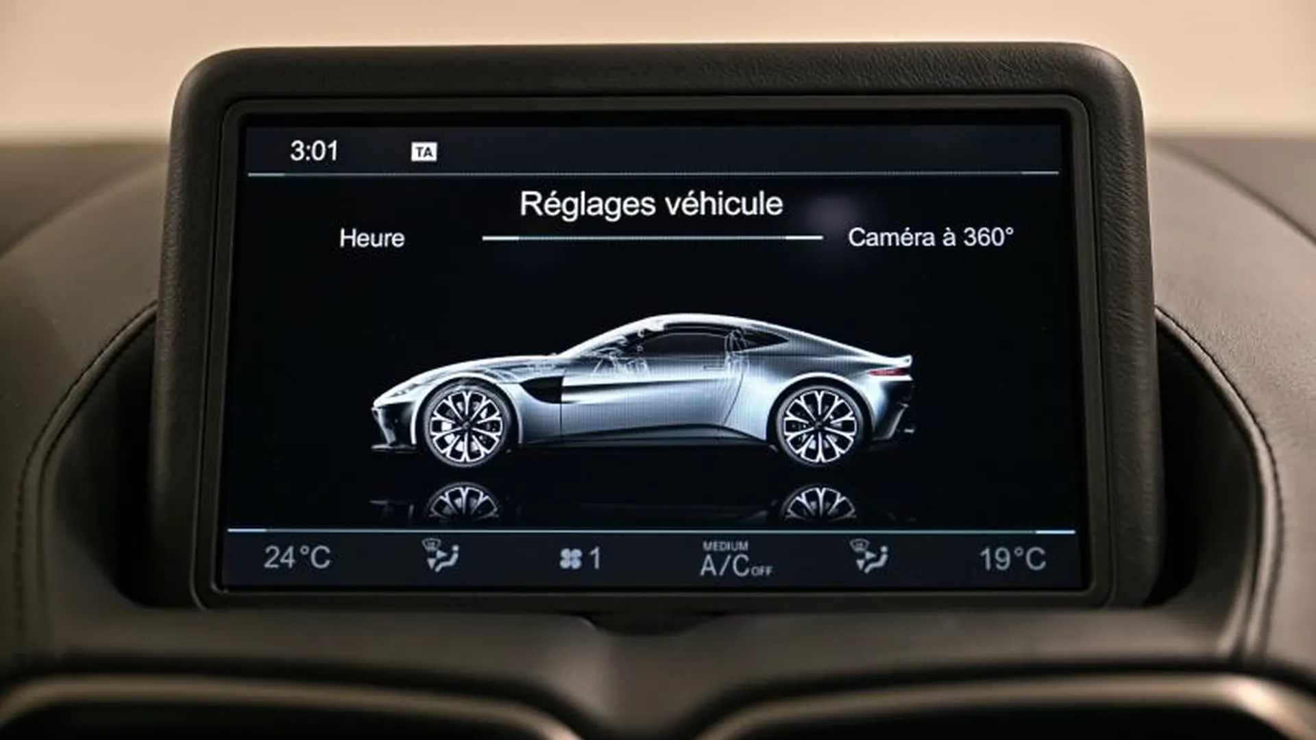 Aston Martin V8 Vantage — photo 31