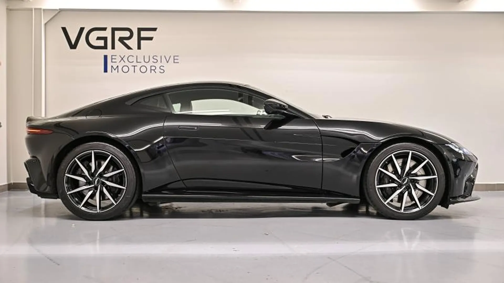 Aston Martin V8 Vantage — photo 2