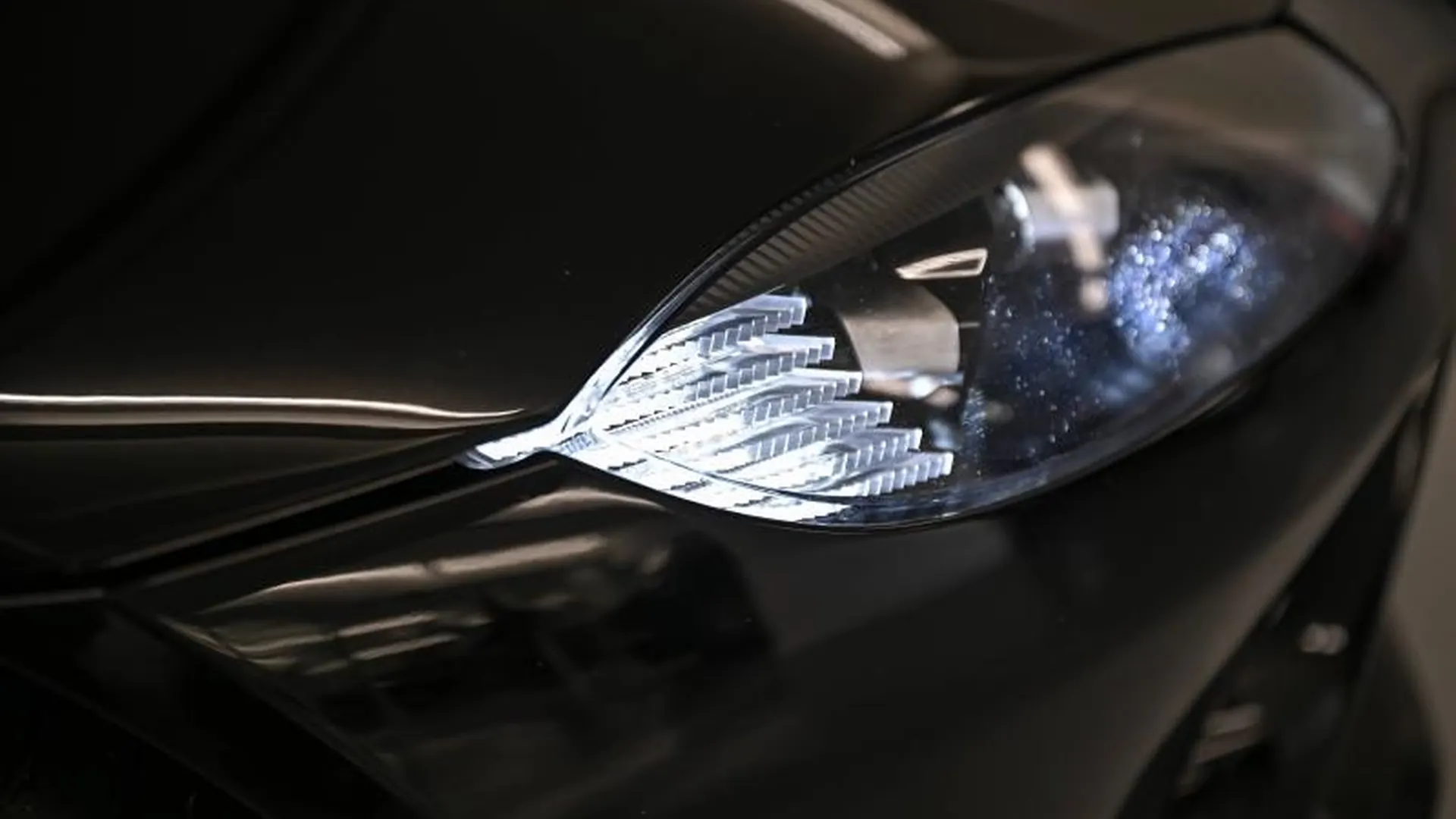 Aston Martin V8 Vantage — photo 12
