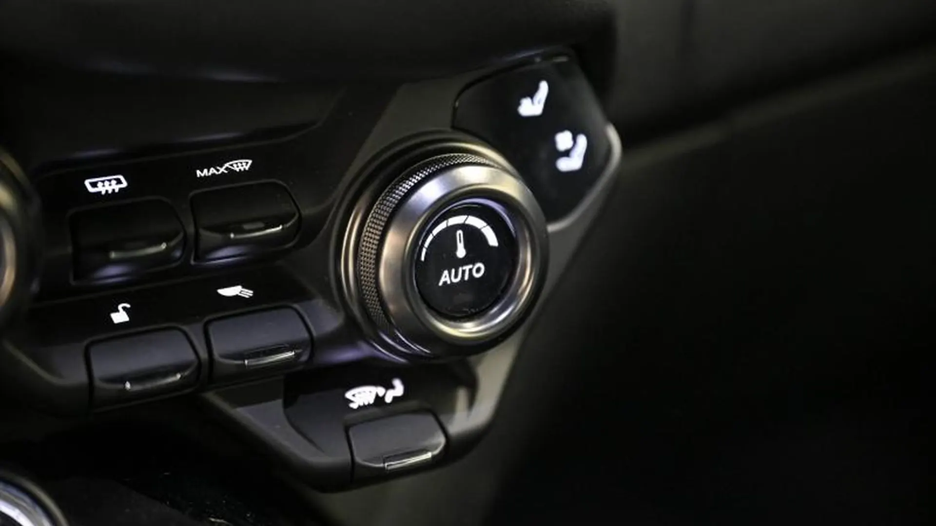 Aston Martin V8 Vantage — photo 35