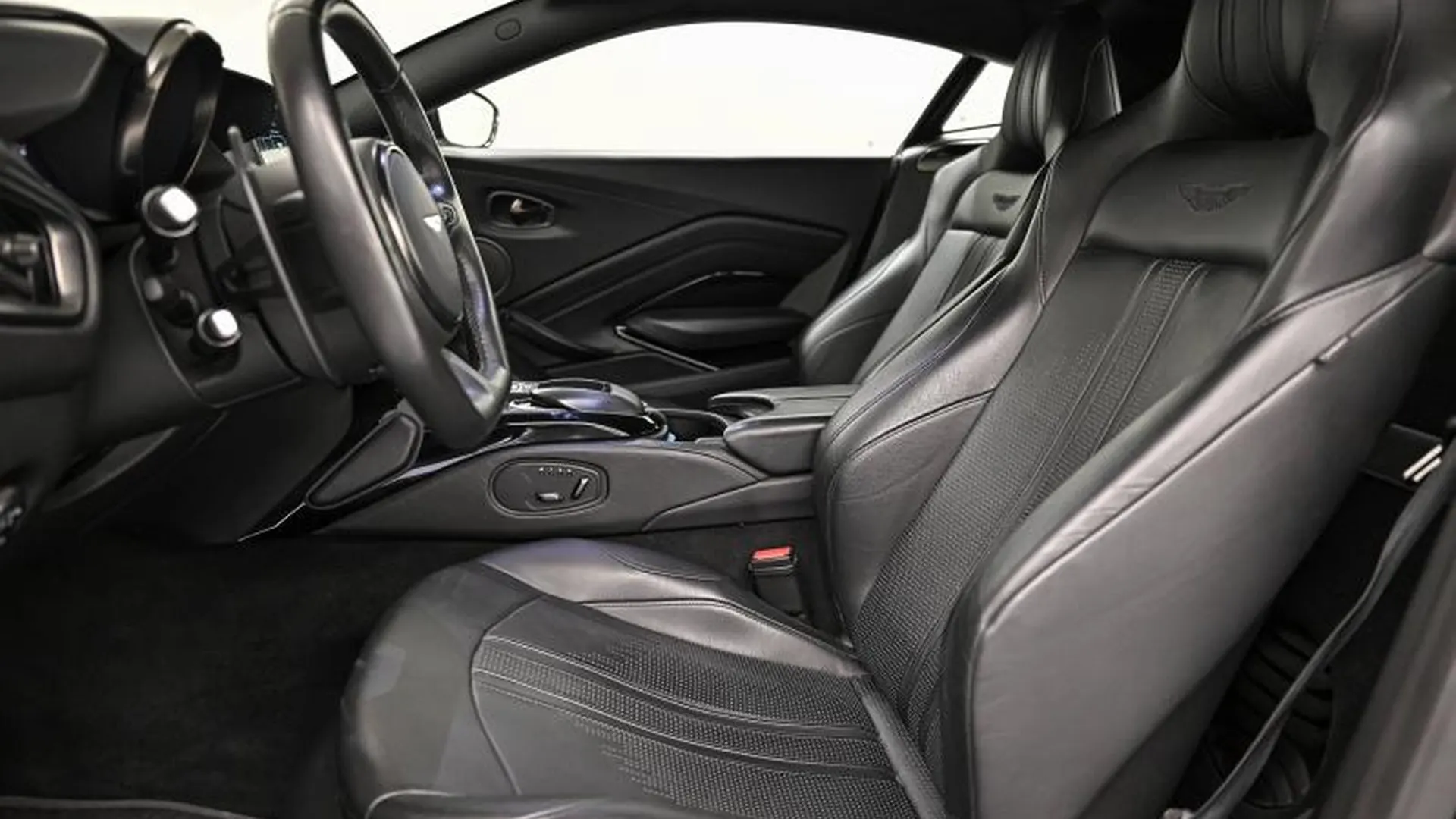 Aston Martin V8 Vantage — photo 16