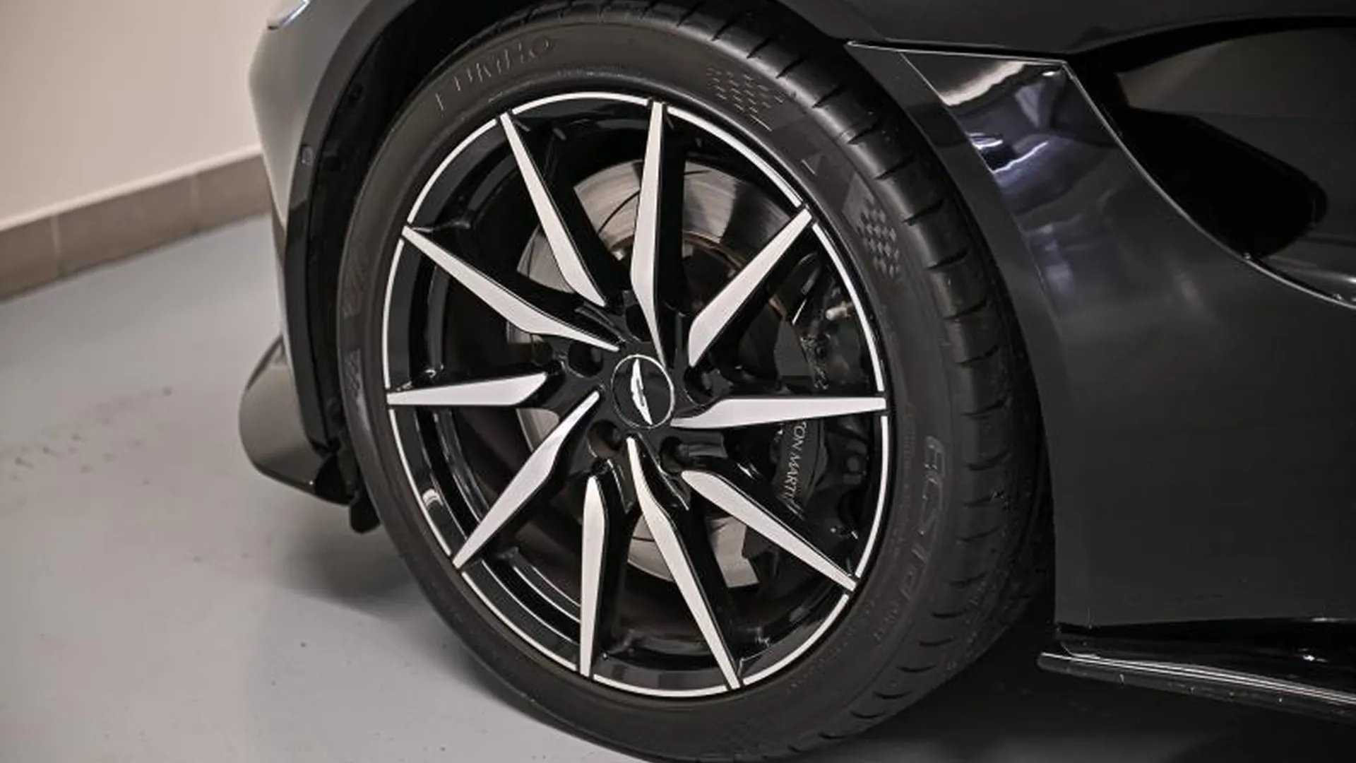 Aston Martin V8 Vantage — photo 10