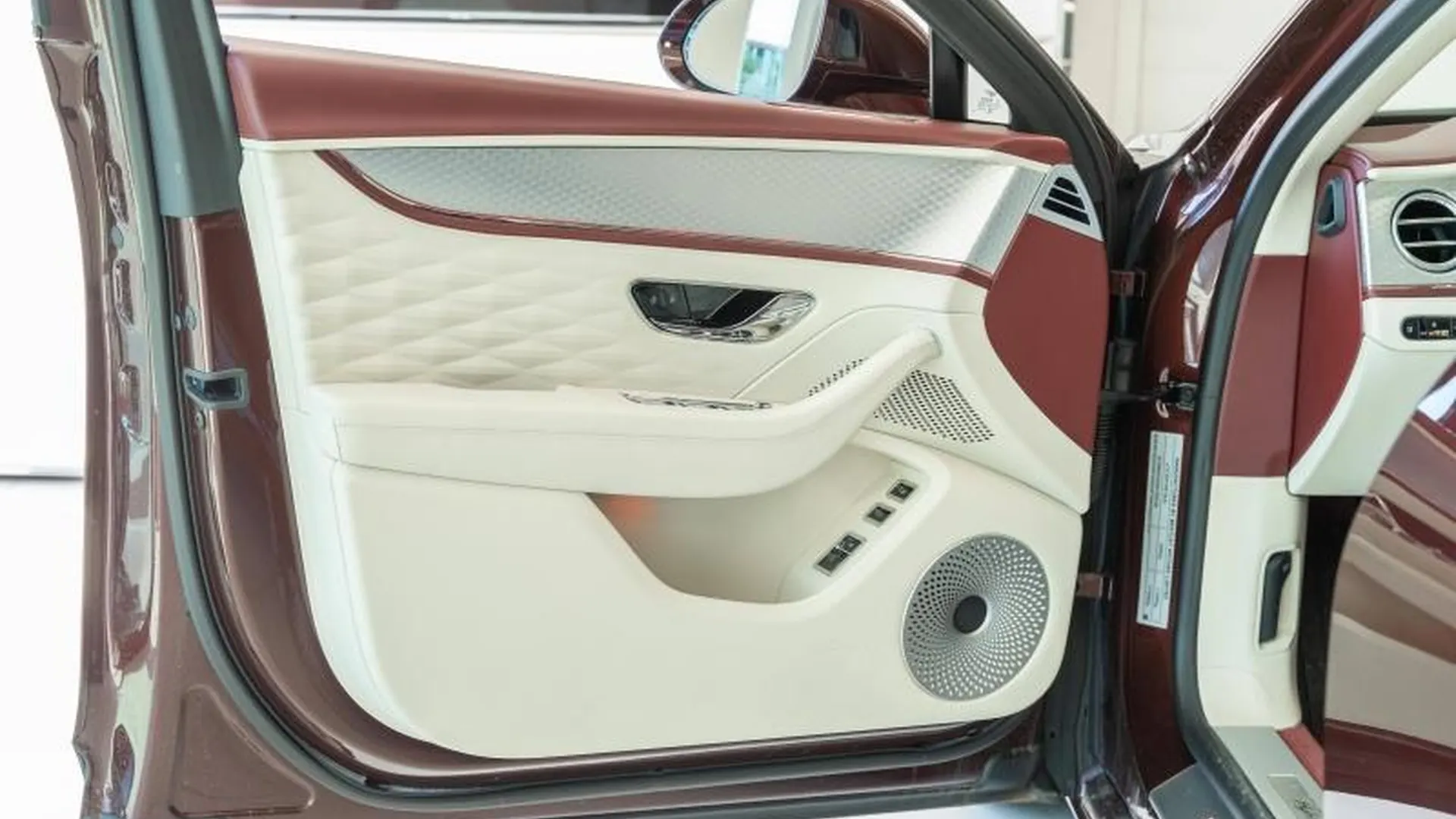 Bentley Flying Spur — photo 29