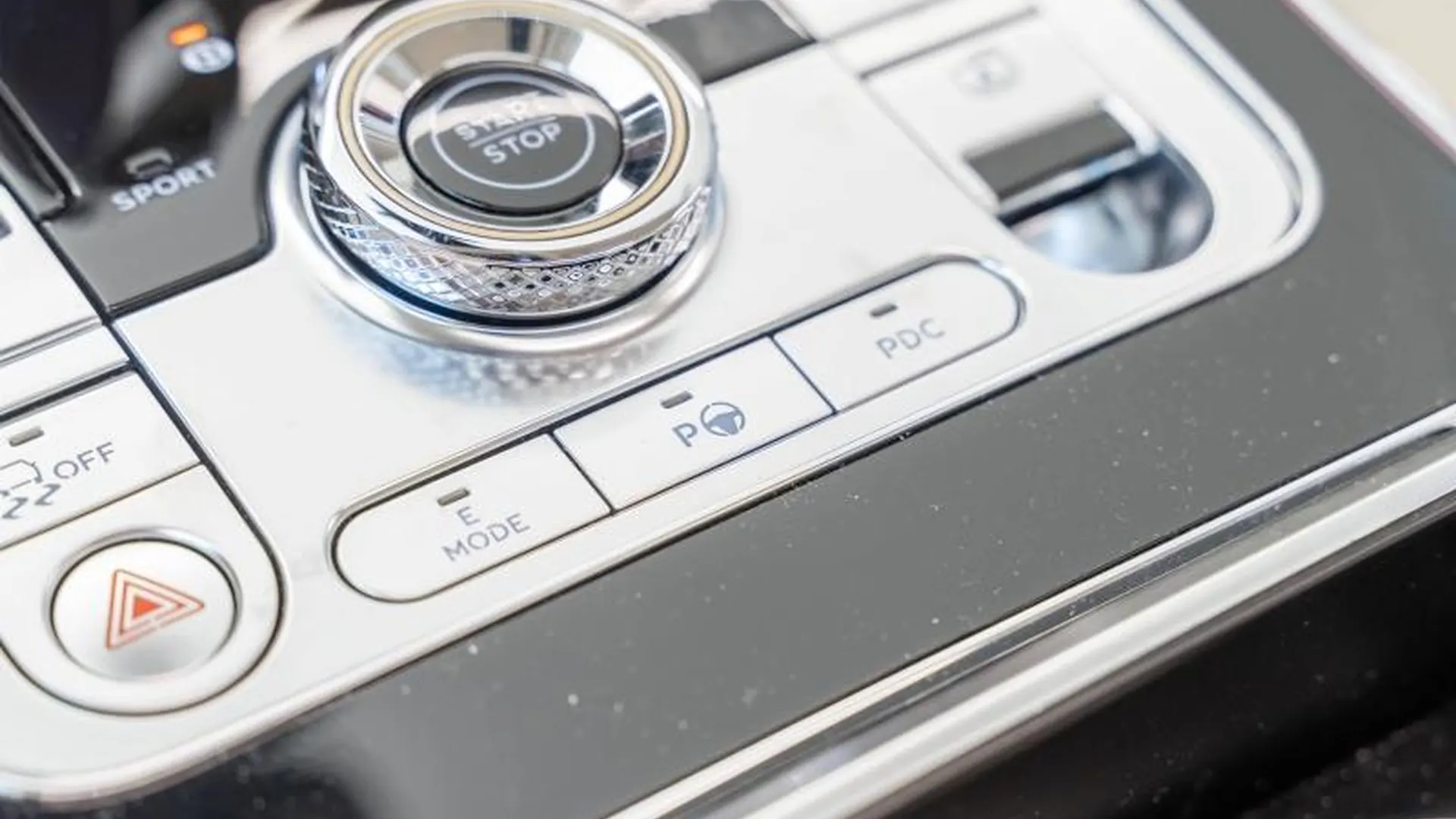 Bentley Flying Spur — photo 40