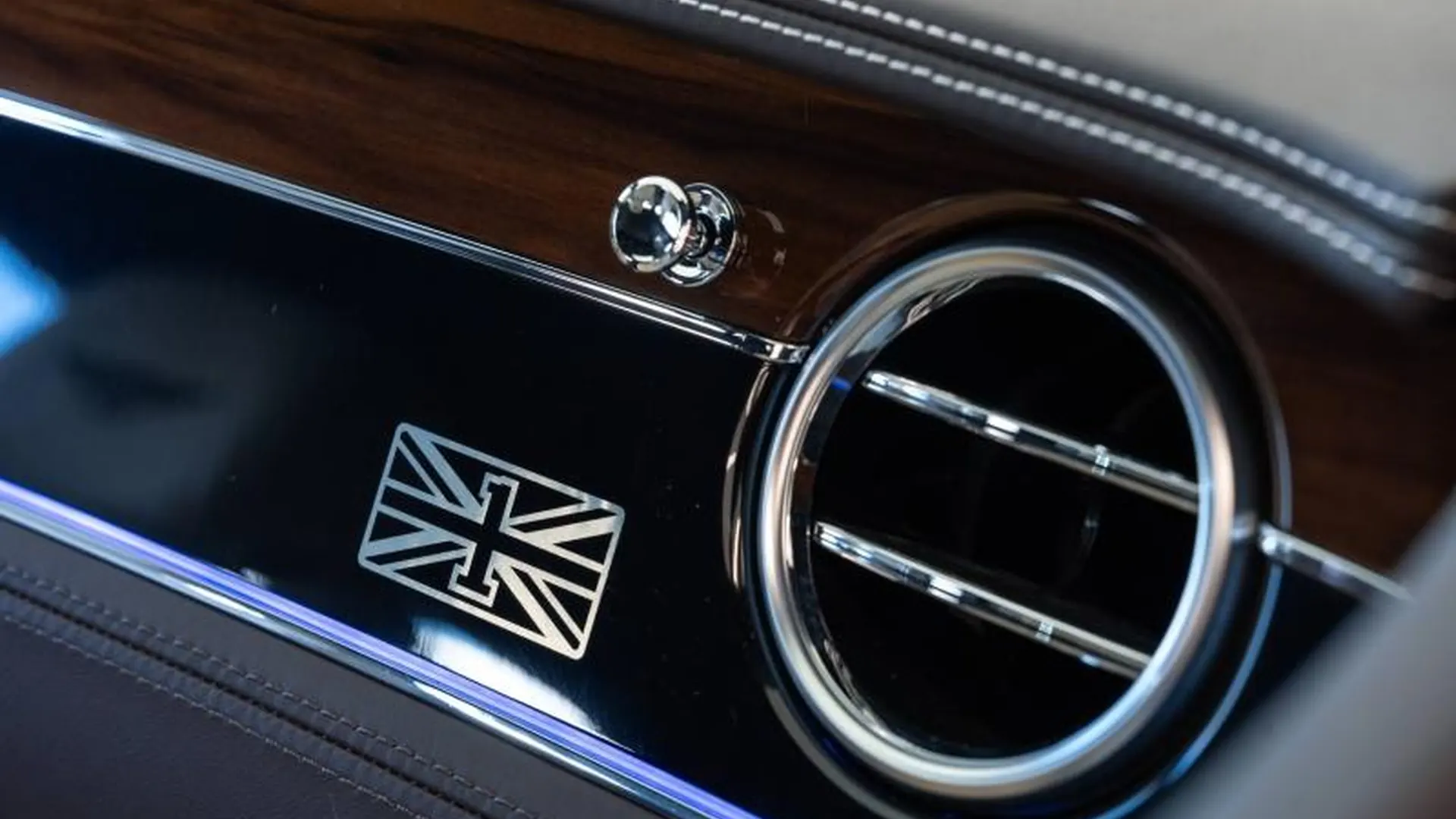 Bentley Continental GT — photo 31