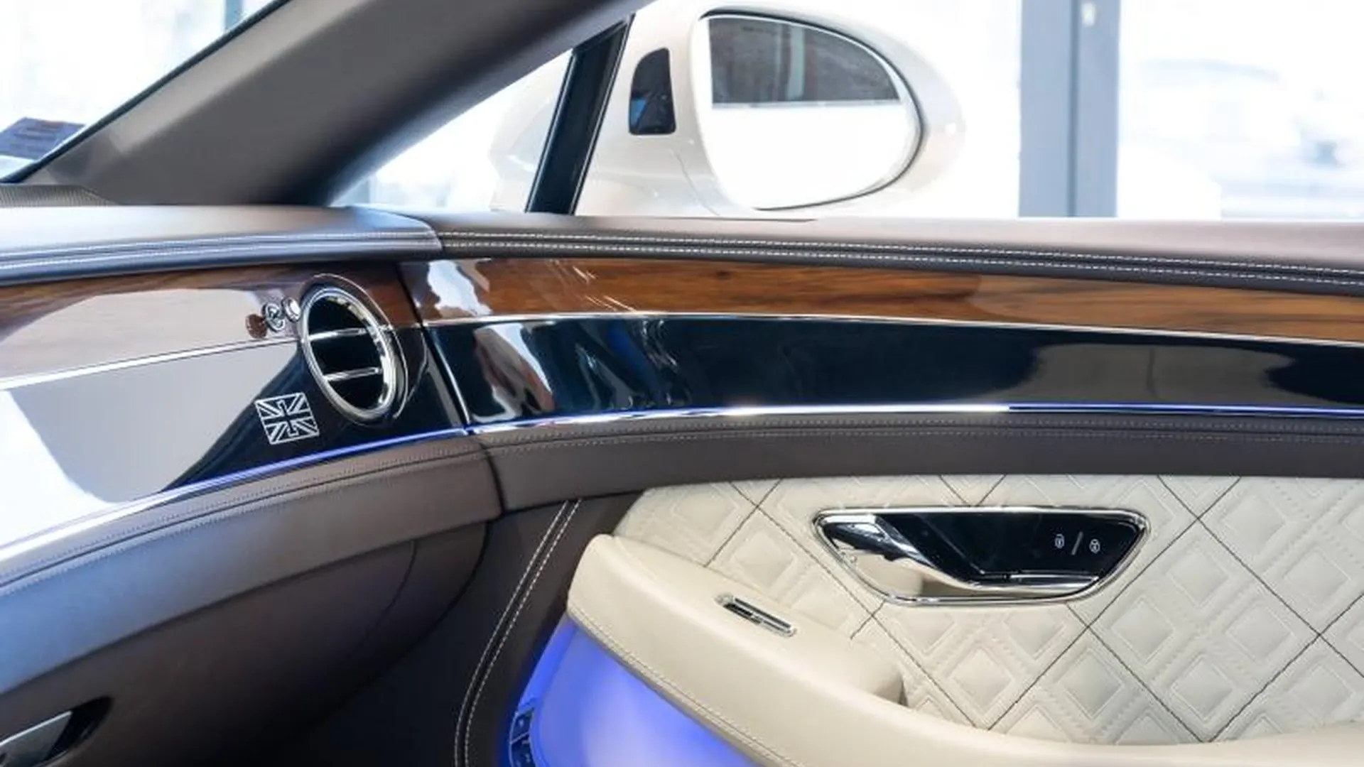 Bentley Continental GT — photo 17