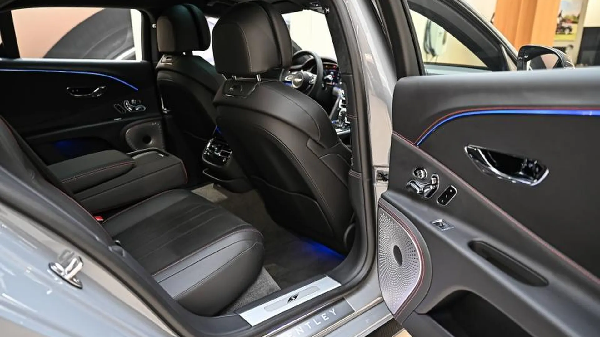 Bentley Flying Spur — photo 18