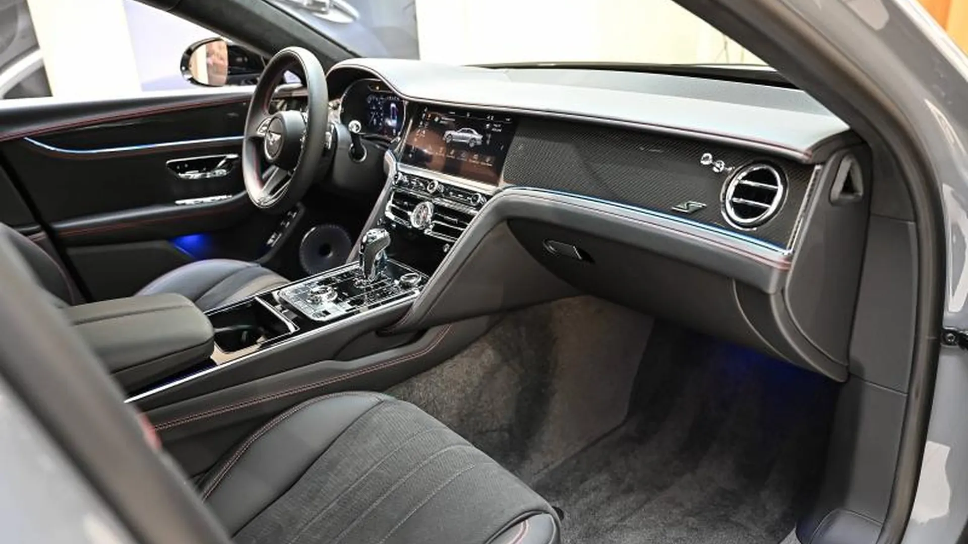 Bentley Flying Spur — photo 15