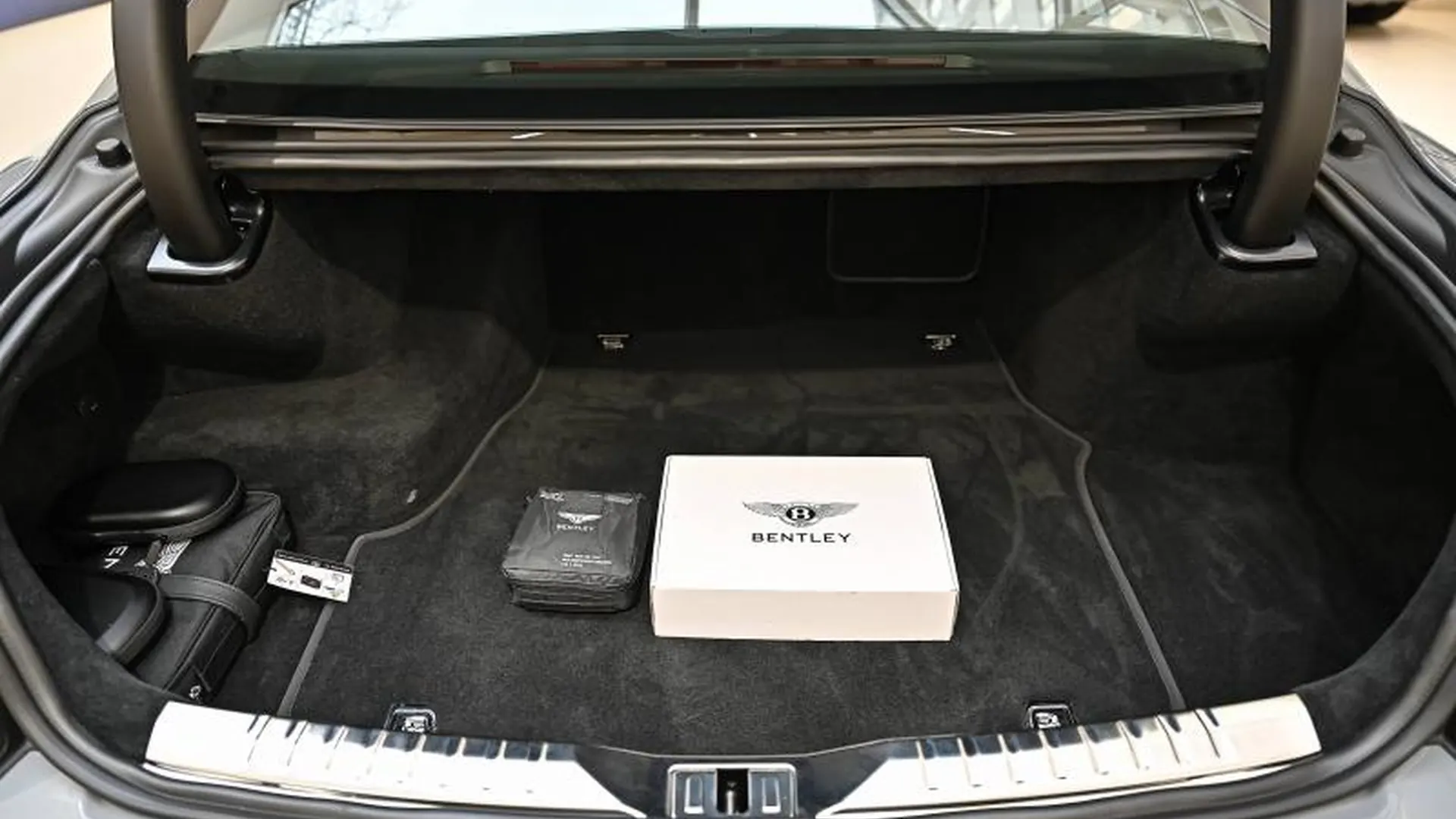 Bentley Flying Spur — photo 9