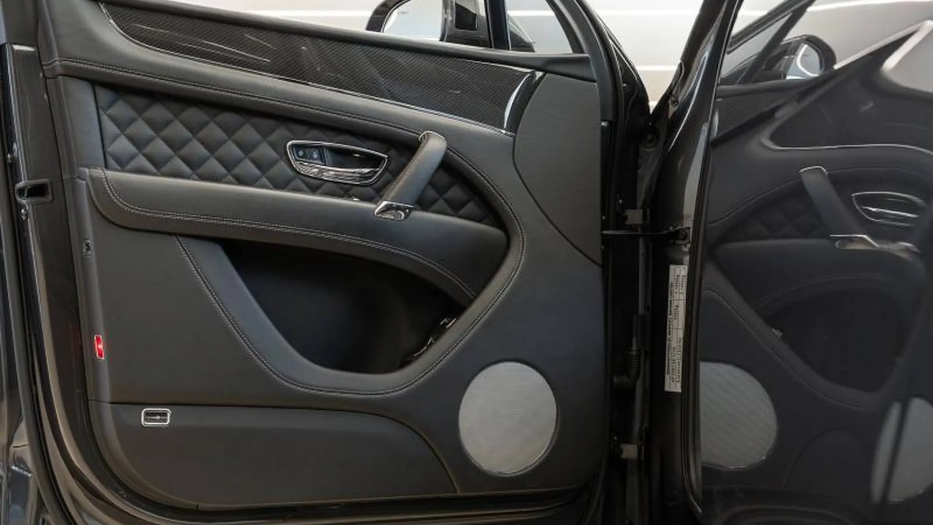 Bentley Bentayga — photo 17