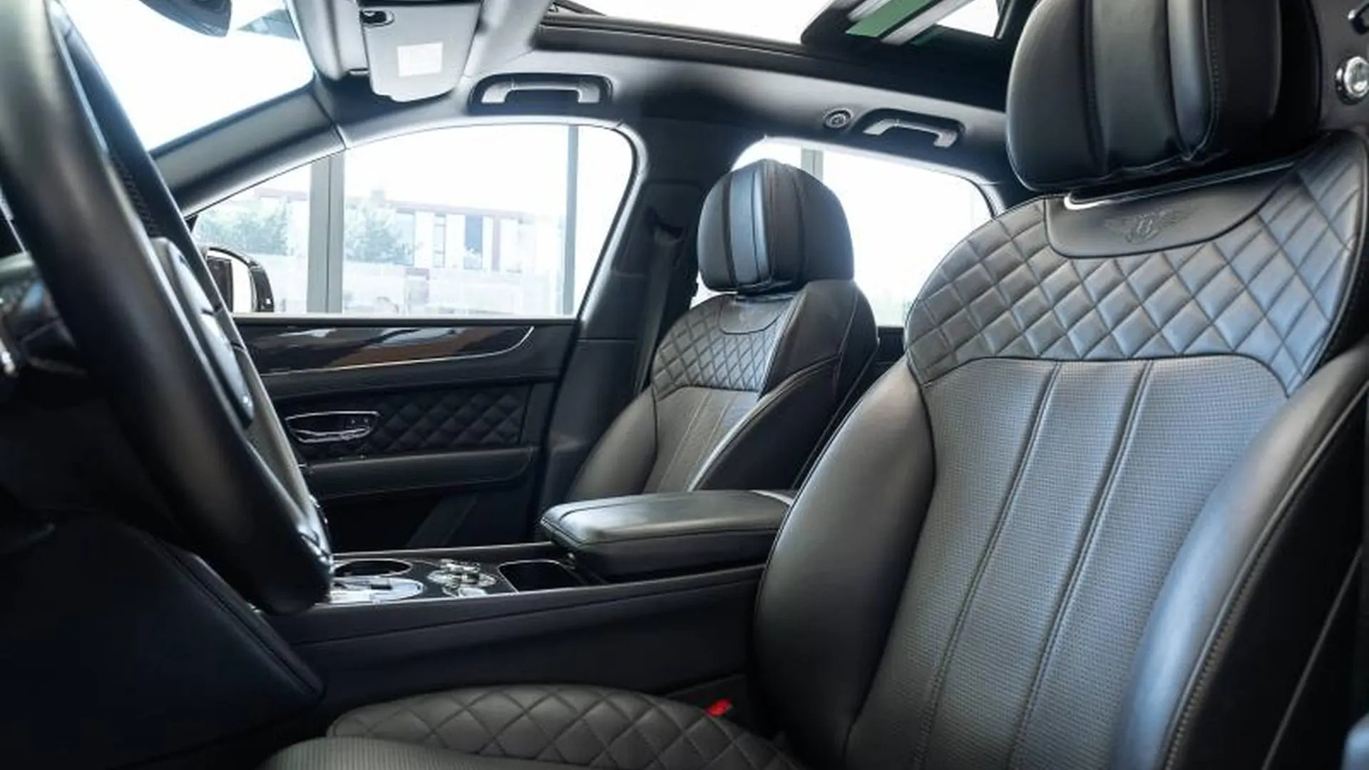 Bentley Bentayga — photo 27
