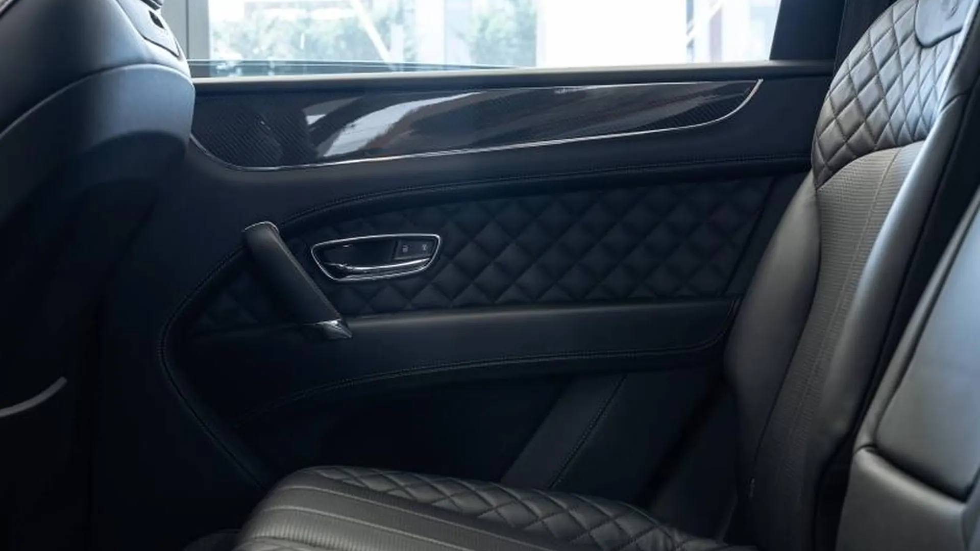 Bentley Bentayga — photo 23
