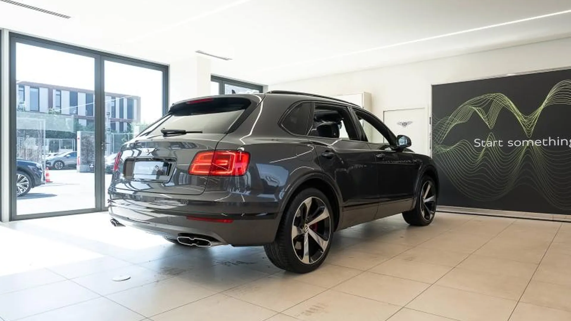 Bentley Bentayga — photo 2