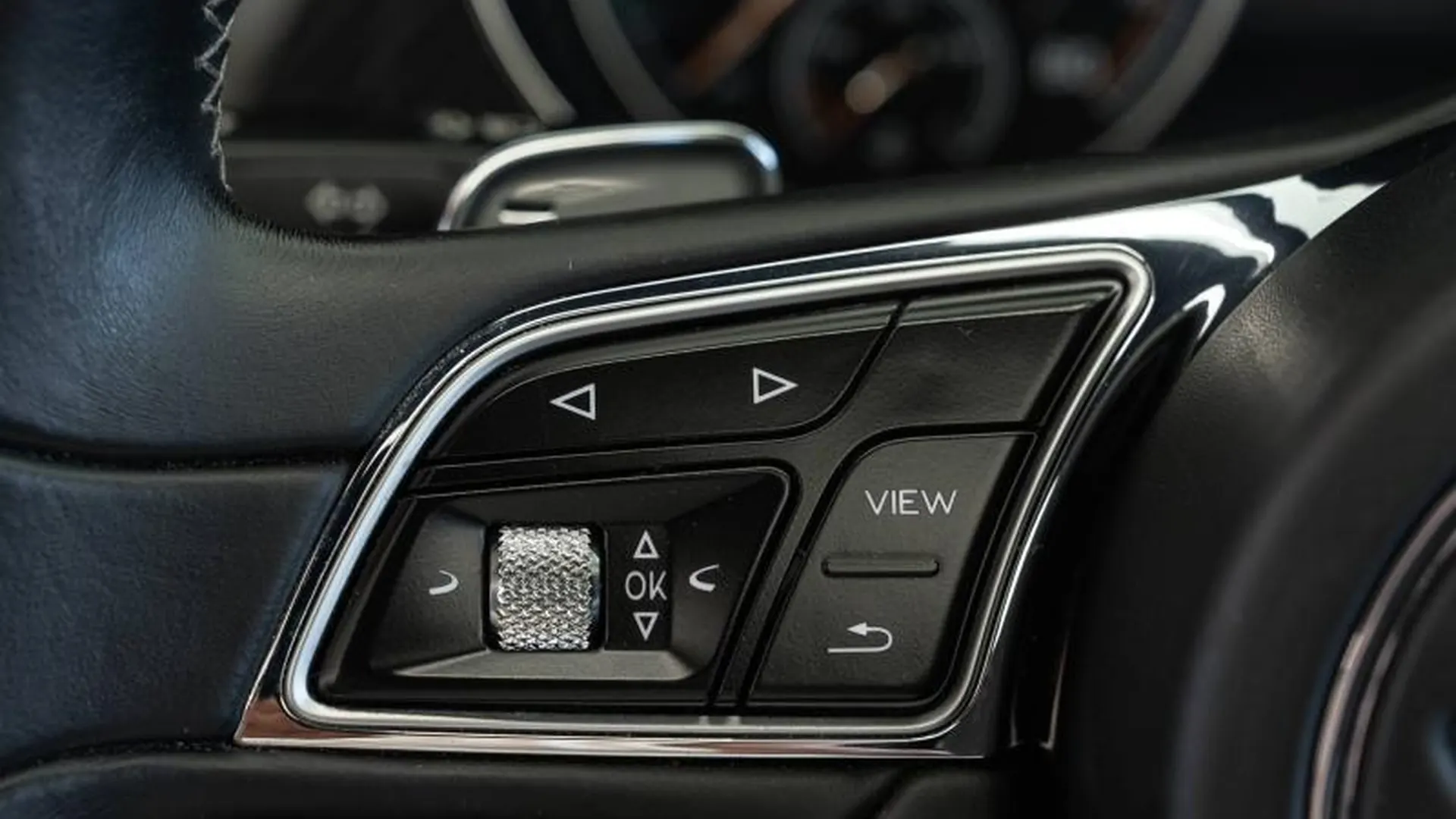 Bentley Bentayga — photo 19