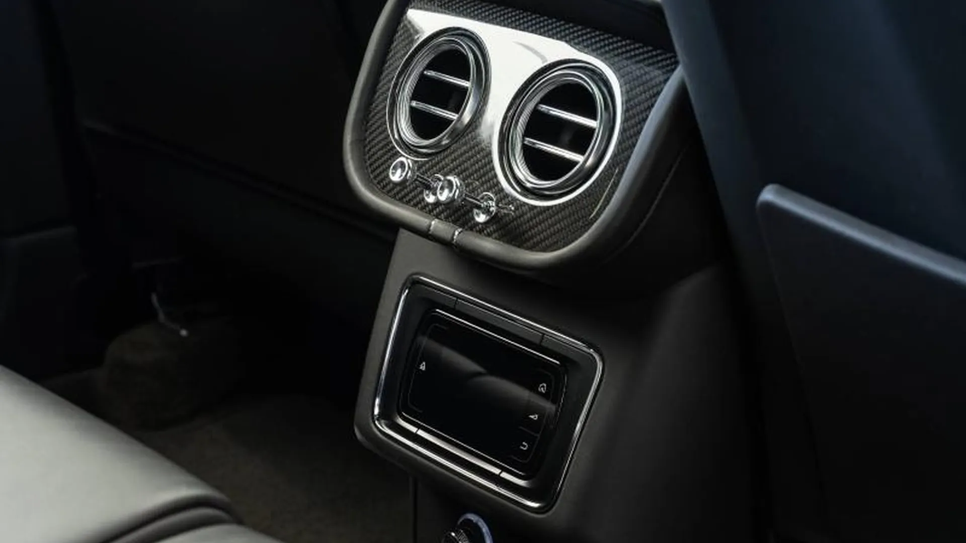 Bentley Bentayga — photo 36