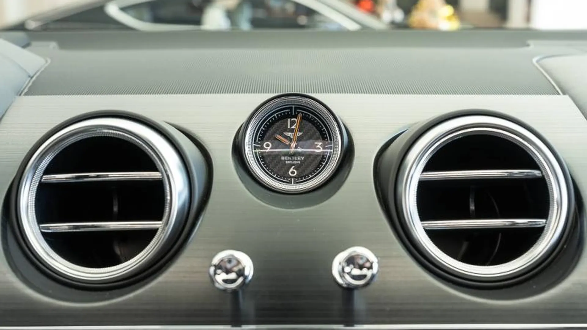 Bentley Bentayga — photo 20