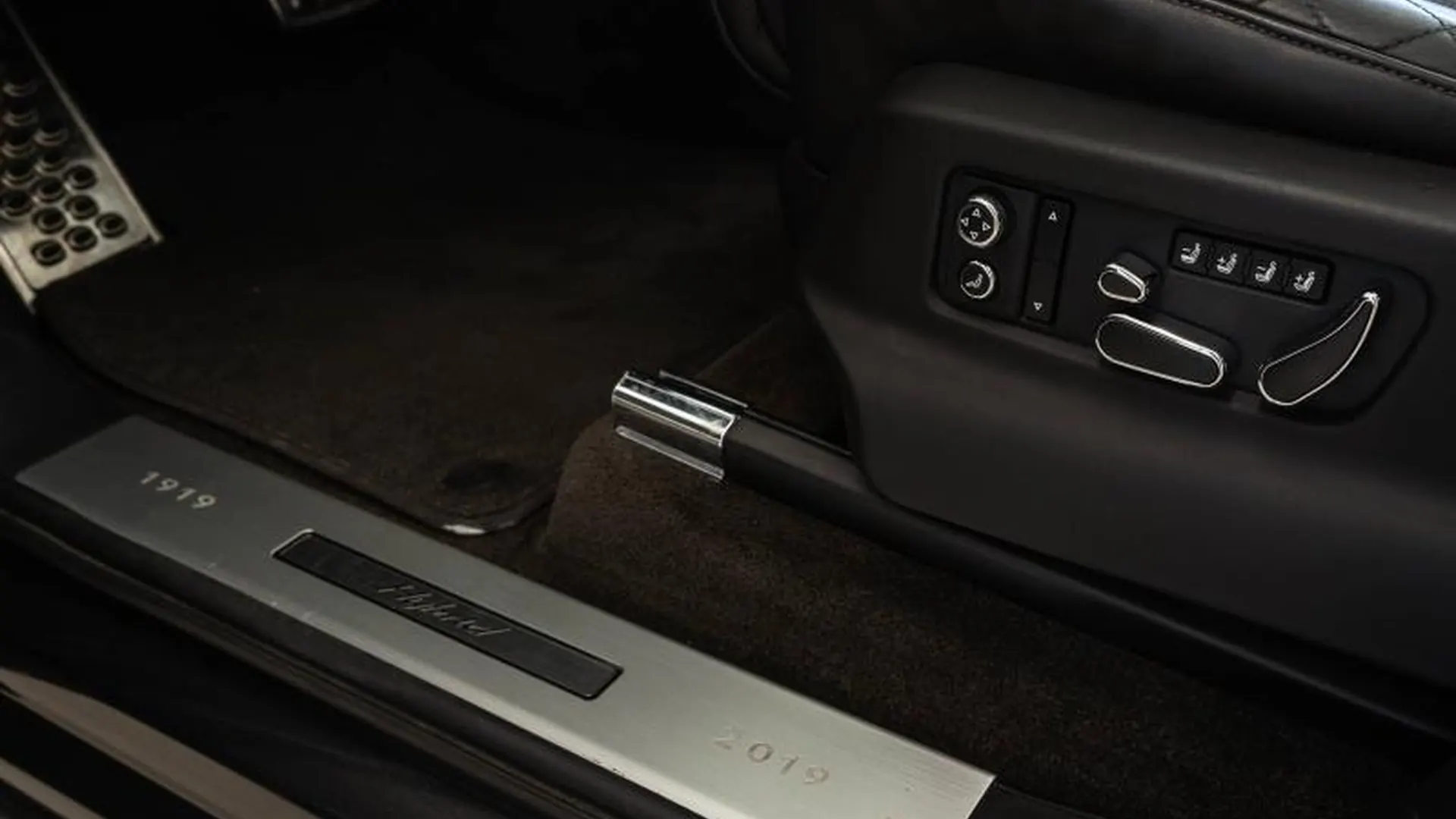 Bentley Bentayga — photo 24