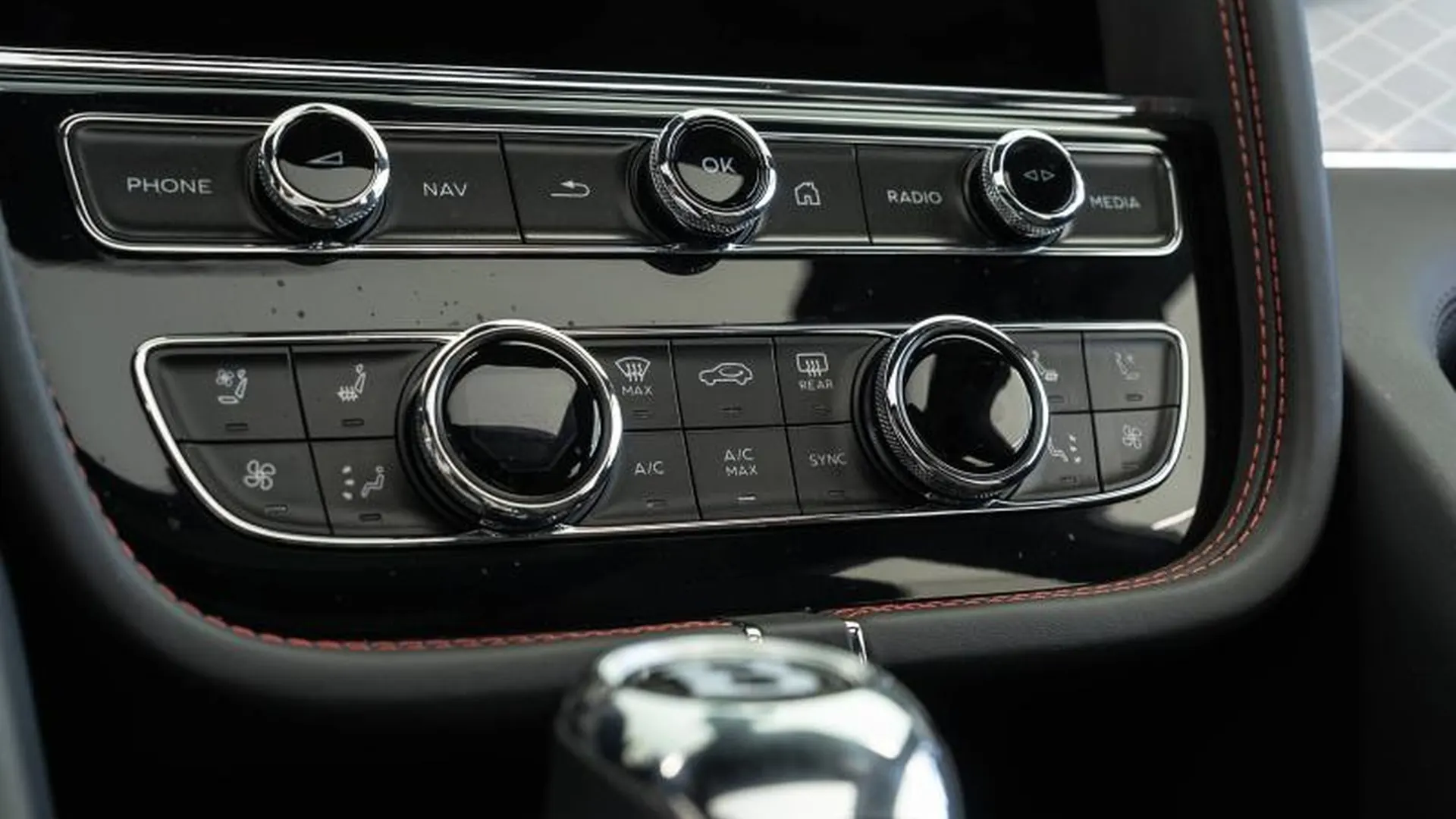 Bentley Bentayga — photo 20