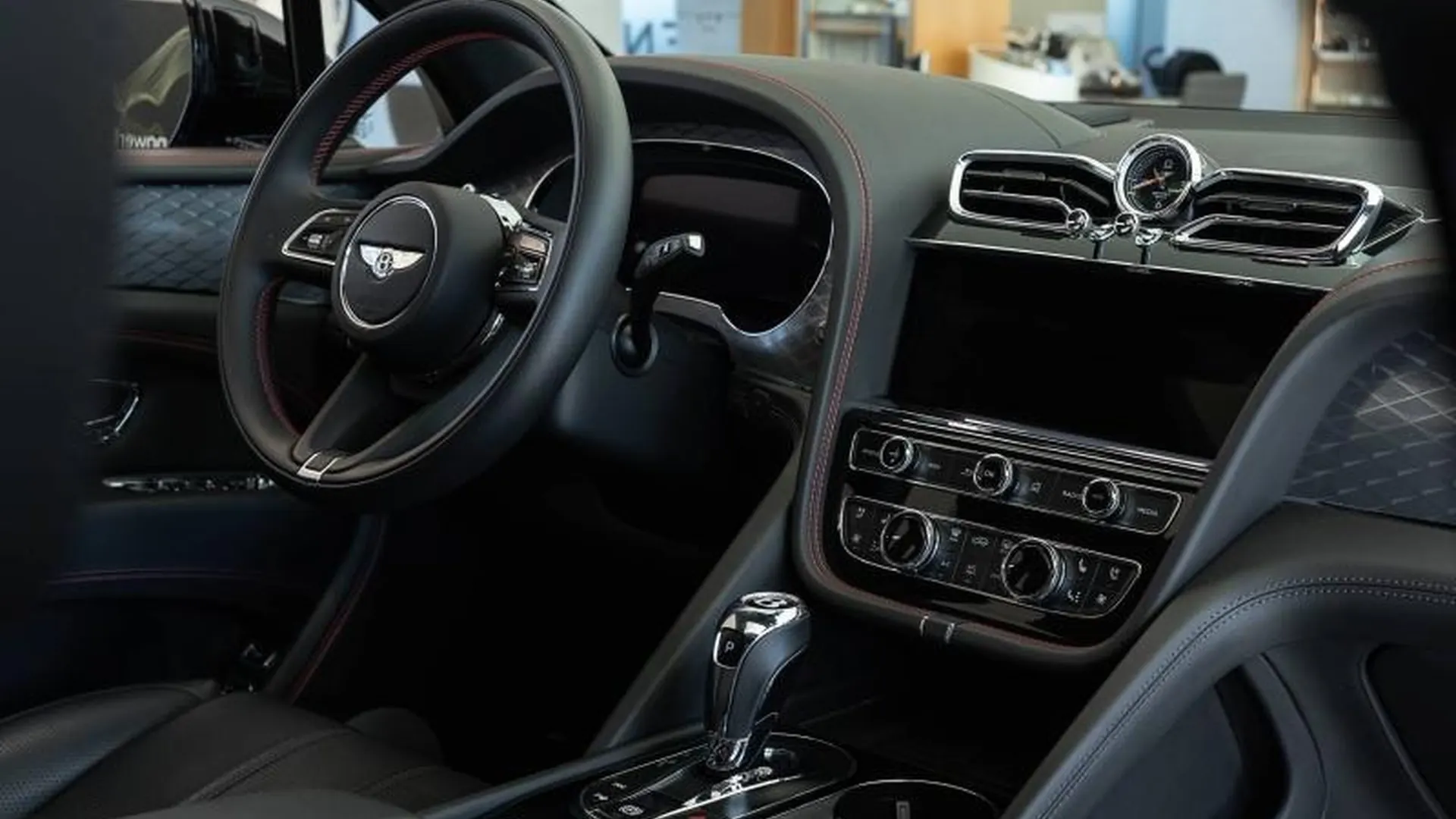 Bentley Bentayga — photo 30